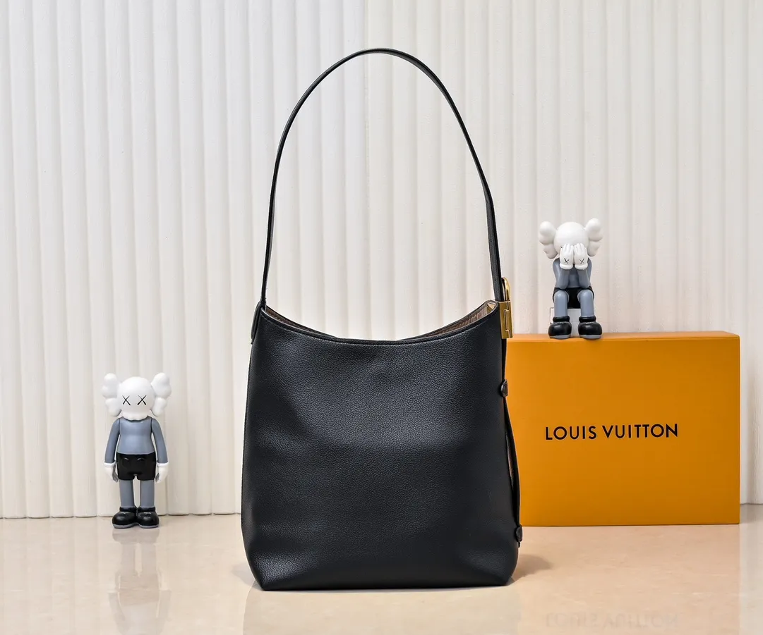 💰Large 150. Small 280💰Upgraded original (imitation original) M24988 M24974 M24856 M25022 M25352 M25353 M25354 This Low Key Hobo handbag is made of smooth cow leather with suede cow leather lining. It can accommodate short wallets, large smartphones, keys and other small items. The shoulder strap is adjustable with a padlock buckle, and a removable Monogram canvas zippered interior pocket keeps it organized. Dimensions: Large 31.0 x 35.0 x 18.0 cm (L x H x W), Small 24.0 x 28.0 x 16.0 cm (L x H x W)