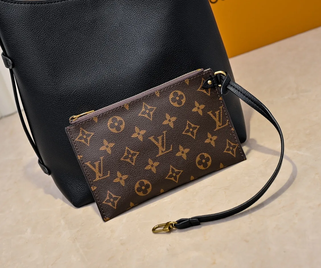 💰Large 150. Small 280💰Upgraded original (imitation original) M24988 M24974 M24856 M25022 M25352 M25353 M25354 This Low Key Hobo handbag is made of smooth cow leather with suede cow leather lining. It can accommodate short wallets, large smartphones, keys and other small items. The shoulder strap is adjustable with a padlock buckle, and a removable Monogram canvas zippered interior pocket keeps it organized. Dimensions: Large 31.0 x 35.0 x 18.0 cm (L x H x W), Small 24.0 x 28.0 x 16.0 cm (L x H x W)