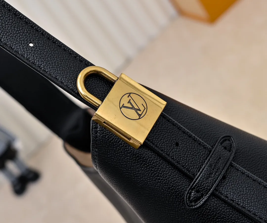 💰Large 150. Small 280💰Upgraded original (imitation original) M24988 M24974 M24856 M25022 M25352 M25353 M25354 This Low Key Hobo handbag is made of smooth cow leather with suede cow leather lining. It can accommodate short wallets, large smartphones, keys and other small items. The shoulder strap is adjustable with a padlock buckle, and a removable Monogram canvas zippered interior pocket keeps it organized. Dimensions: Large 31.0 x 35.0 x 18.0 cm (L x H x W), Small 24.0 x 28.0 x 16.0 cm (L x H x W)