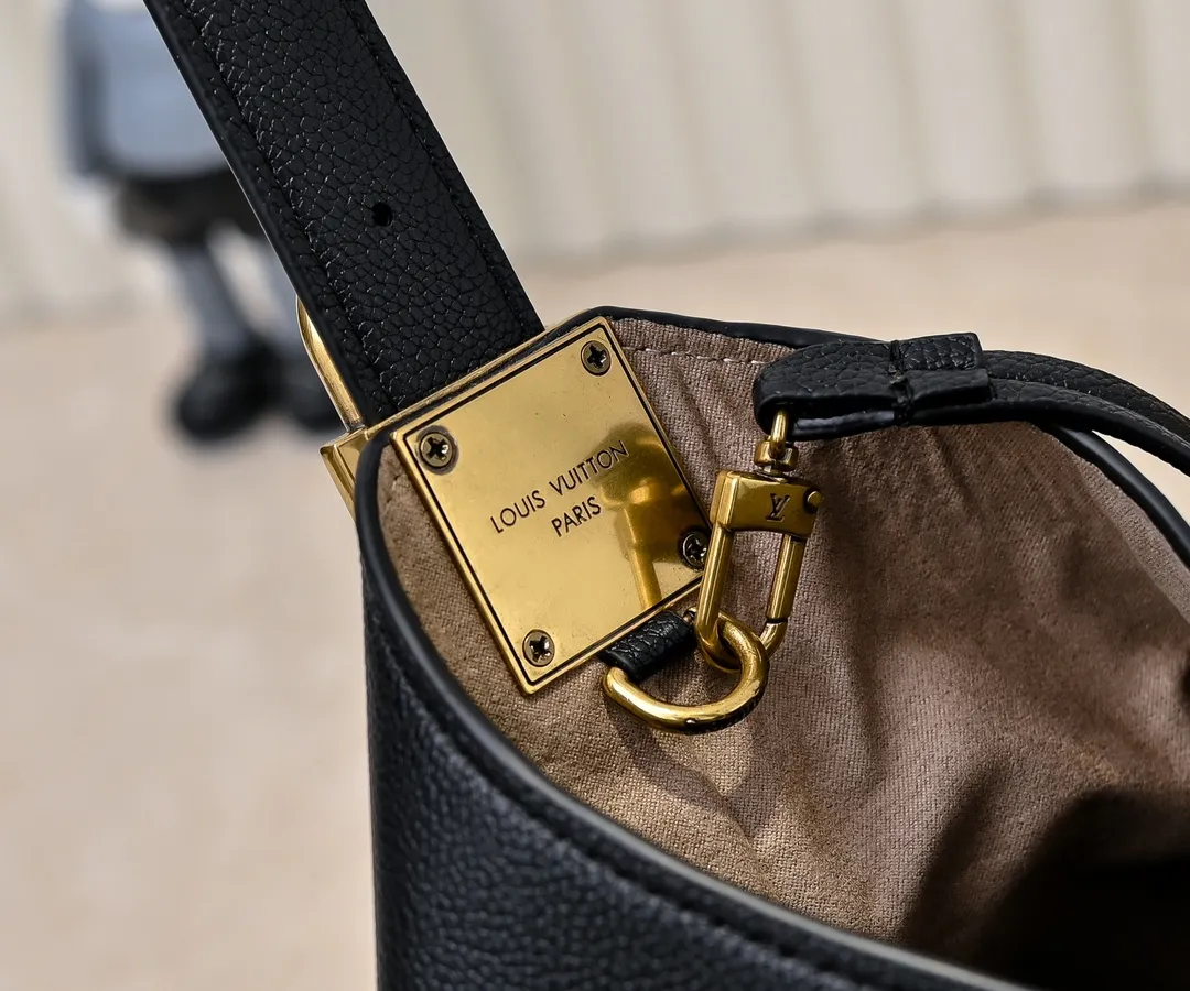 💰Large 150. Small 280💰Upgraded original (imitation original) M24988 M24974 M24856 M25022 M25352 M25353 M25354 This Low Key Hobo handbag is made of smooth cow leather with suede cow leather lining. It can accommodate short wallets, large smartphones, keys and other small items. The shoulder strap is adjustable with a padlock buckle, and a removable Monogram canvas zippered interior pocket keeps it organized. Dimensions: Large 31.0 x 35.0 x 18.0 cm (L x H x W), Small 24.0 x 28.0 x 16.0 cm (L x H x W)