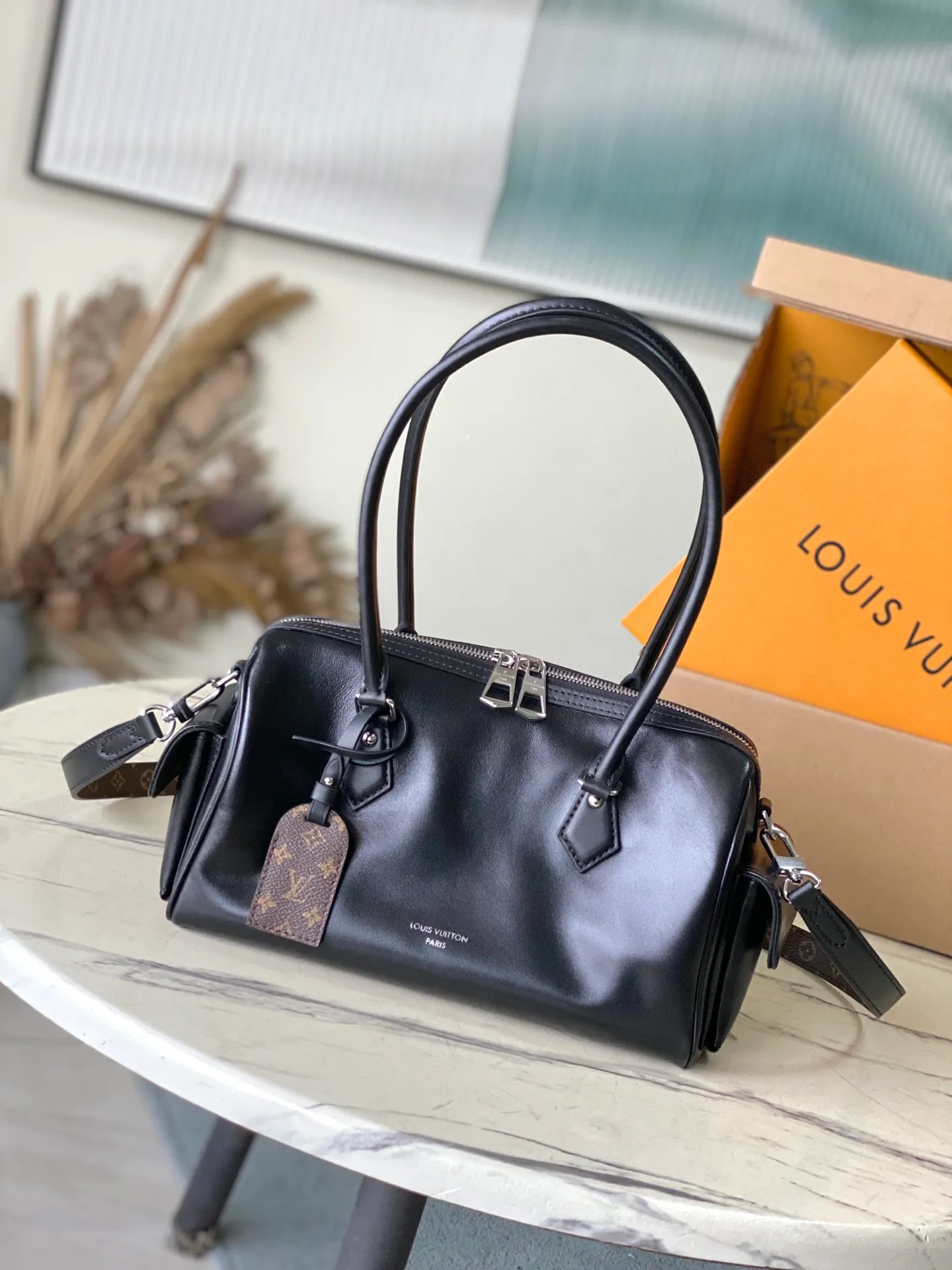 💰1240 (top layer leather) top original order M12934 This Speedy Cargo handbag comes from the LVVbe series, renewing the classic design of the 1930s with avant-garde touches. The body of the glossy sheepskin bag is embellished with a Monogram address plate, paying homage to the brand's long trunk-making heritage. Plenty of space to easily store your daily needs, and the detachable leather shoulder strap allows for a variety of carrying methods. Dimensions: 28 × 17 × 12 cm