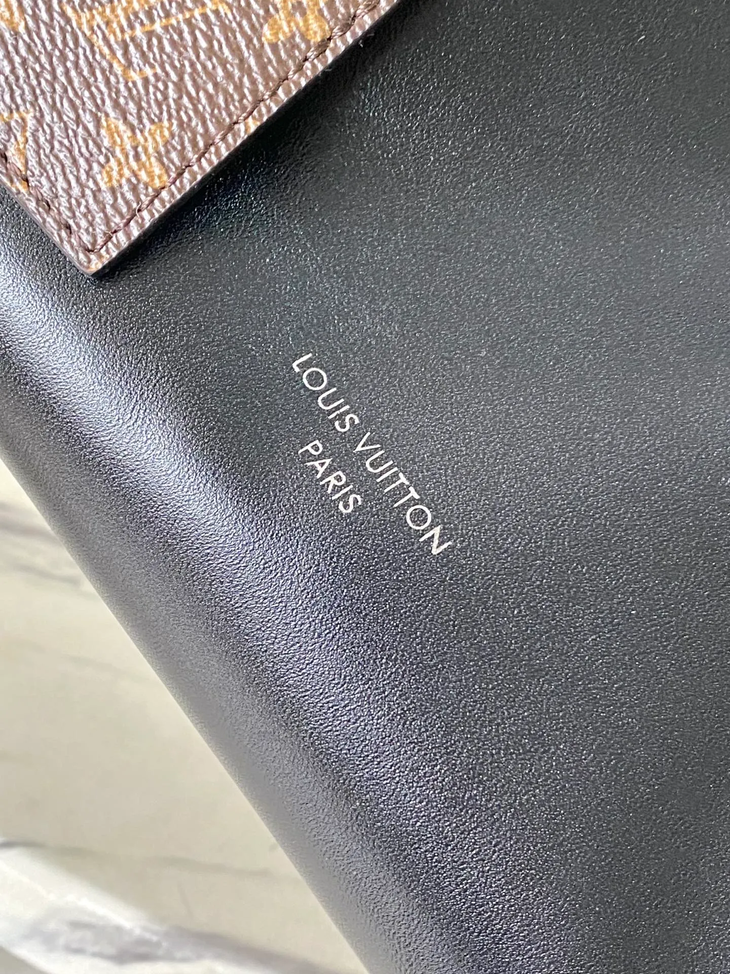 💰1240 (top layer leather) top original order M12934 This Speedy Cargo handbag comes from the LVVbe series, renewing the classic design of the 1930s with avant-garde touches. The body of the glossy sheepskin bag is embellished with a Monogram address plate, paying homage to the brand's long trunk-making heritage. Plenty of space to easily store your daily needs, and the detachable leather shoulder strap allows for a variety of carrying methods. Dimensions: 28 × 17 × 12 cm