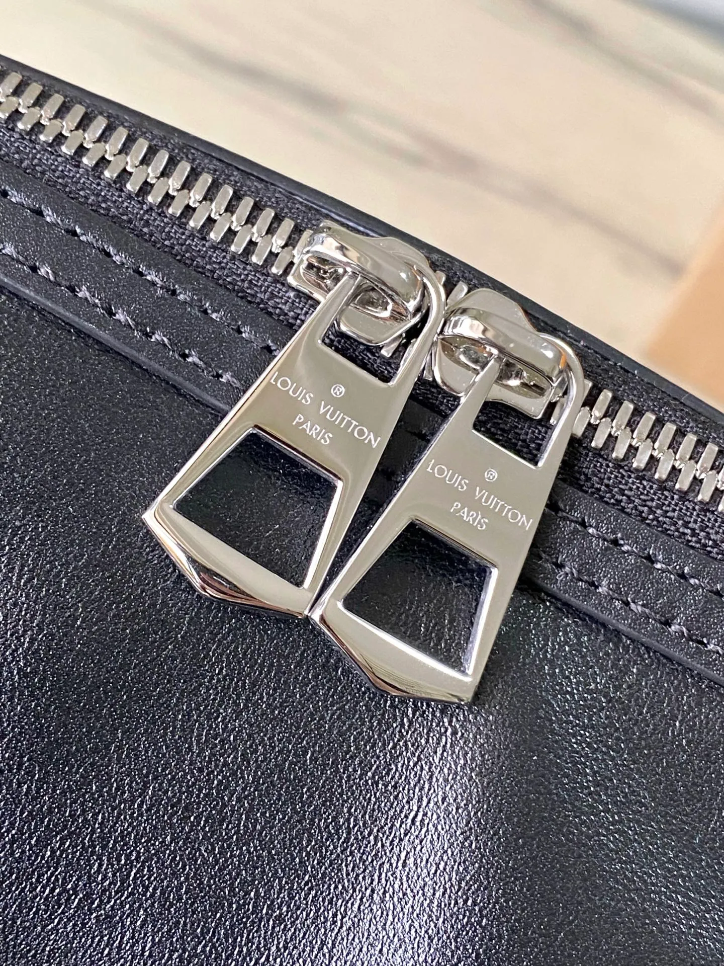 💰1240 (top layer leather) top original order M12934 This Speedy Cargo handbag comes from the LVVbe series, renewing the classic design of the 1930s with avant-garde touches. The body of the glossy sheepskin bag is embellished with a Monogram address plate, paying homage to the brand's long trunk-making heritage. Plenty of space to easily store your daily needs, and the detachable leather shoulder strap allows for a variety of carrying methods. Dimensions: 28 × 17 × 12 cm