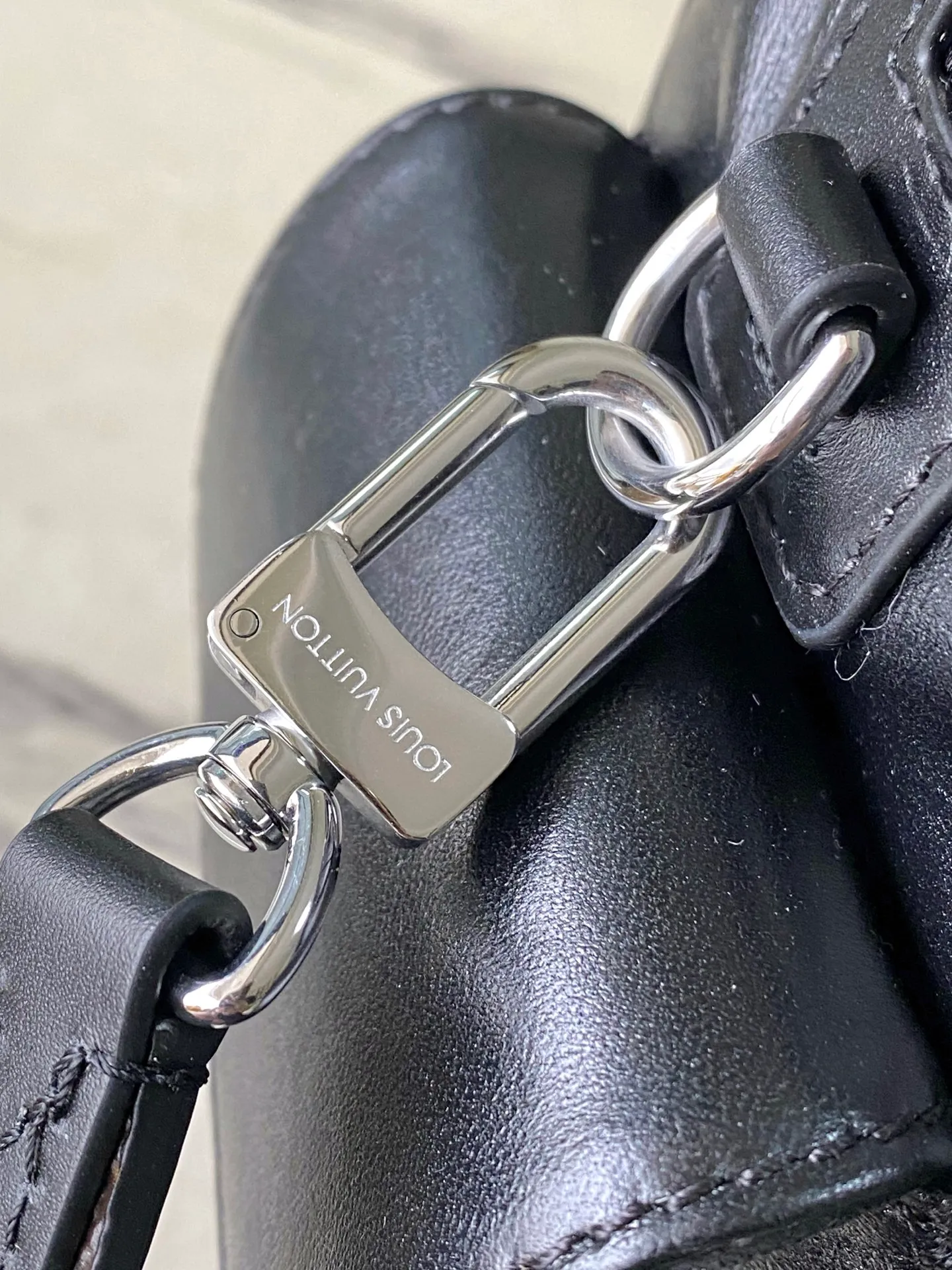 💰1240 (top layer leather) top original order M12934 This Speedy Cargo handbag comes from the LVVbe series, renewing the classic design of the 1930s with avant-garde touches. The body of the glossy sheepskin bag is embellished with a Monogram address plate, paying homage to the brand's long trunk-making heritage. Plenty of space to easily store your daily needs, and the detachable leather shoulder strap allows for a variety of carrying methods. Dimensions: 28 × 17 × 12 cm