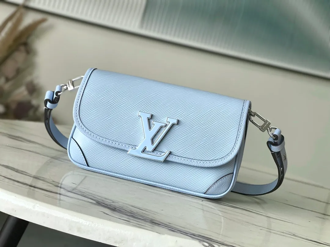 💰1160 (top-grain leather) top original order M59386 blue. The Buci crossbody bag, cut from the iconic grained Epi leather, is available in exquisite pastel colors this season, adding softness and elegance to the spring silhouette. The compact appearance and large resin-covered buckles of the same color give the look a fashionable and modern appeal. Dimensions: 24.5 x 15.5 x 9 cm
