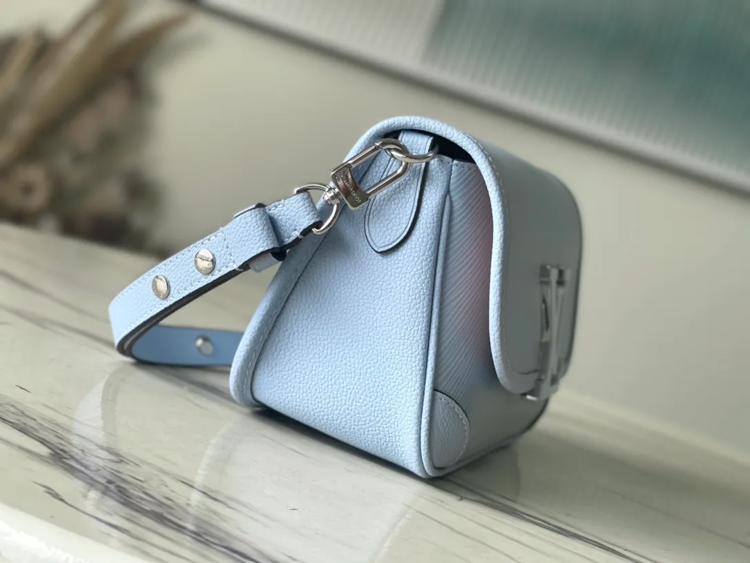 💰1160 (top-grain leather) top original order M59386 blue. The Buci crossbody bag, cut from the iconic grained Epi leather, is available in exquisite pastel colors this season, adding softness and elegance to the spring silhouette. The compact appearance and large resin-covered buckles of the same color give the look a fashionable and modern appeal. Dimensions: 24.5 x 15.5 x 9 cm