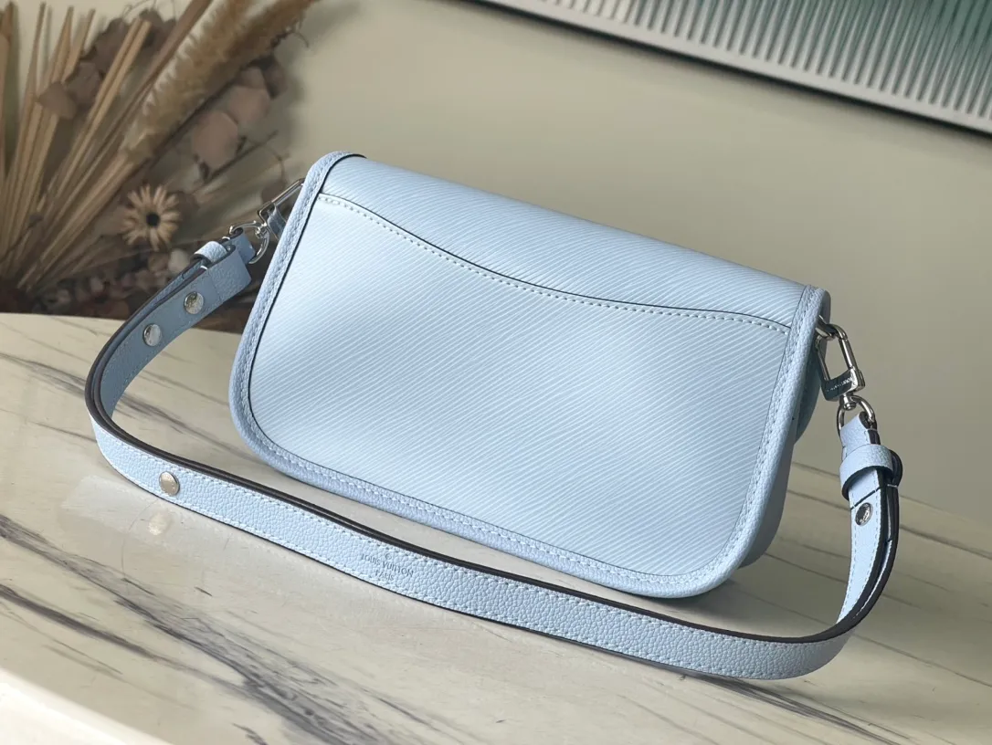 💰1160 (top-grain leather) top original order M59386 blue. The Buci crossbody bag, cut from the iconic grained Epi leather, is available in exquisite pastel colors this season, adding softness and elegance to the spring silhouette. The compact appearance and large resin-covered buckles of the same color give the look a fashionable and modern appeal. Dimensions: 24.5 x 15.5 x 9 cm