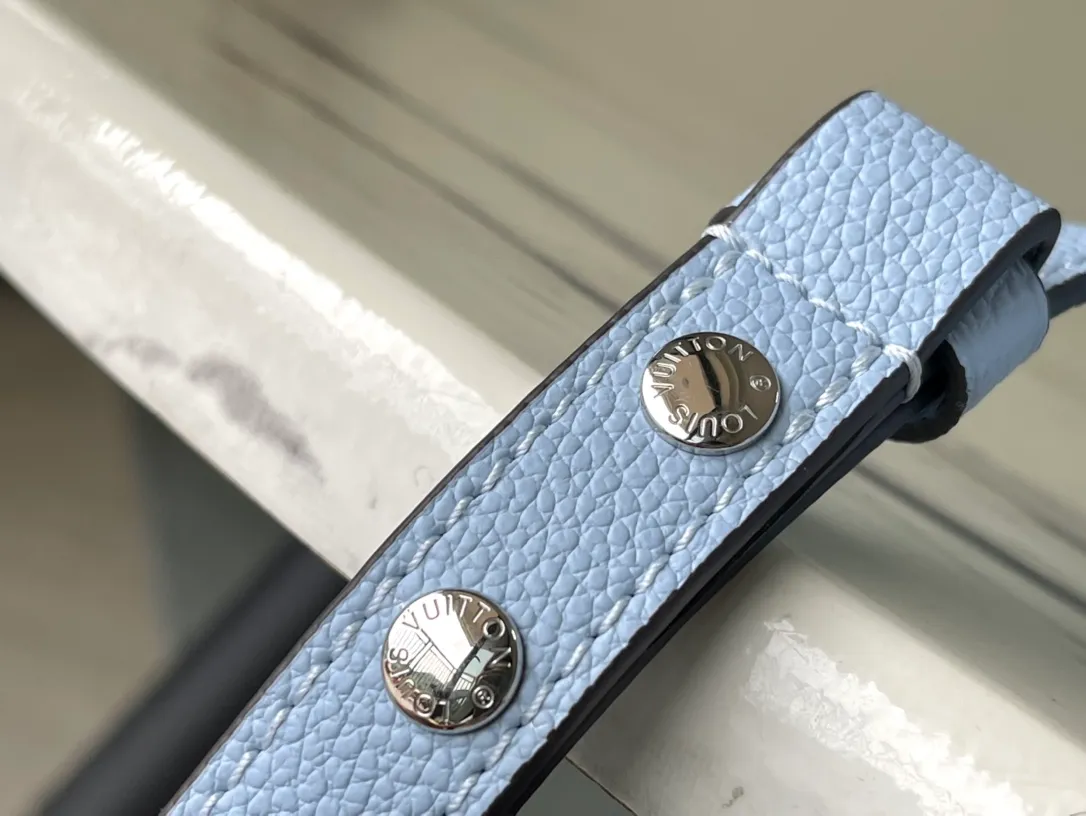 💰1160 (top-grain leather) top original order M59386 blue. The Buci crossbody bag, cut from the iconic grained Epi leather, is available in exquisite pastel colors this season, adding softness and elegance to the spring silhouette. The compact appearance and large resin-covered buckles of the same color give the look a fashionable and modern appeal. Dimensions: 24.5 x 15.5 x 9 cm