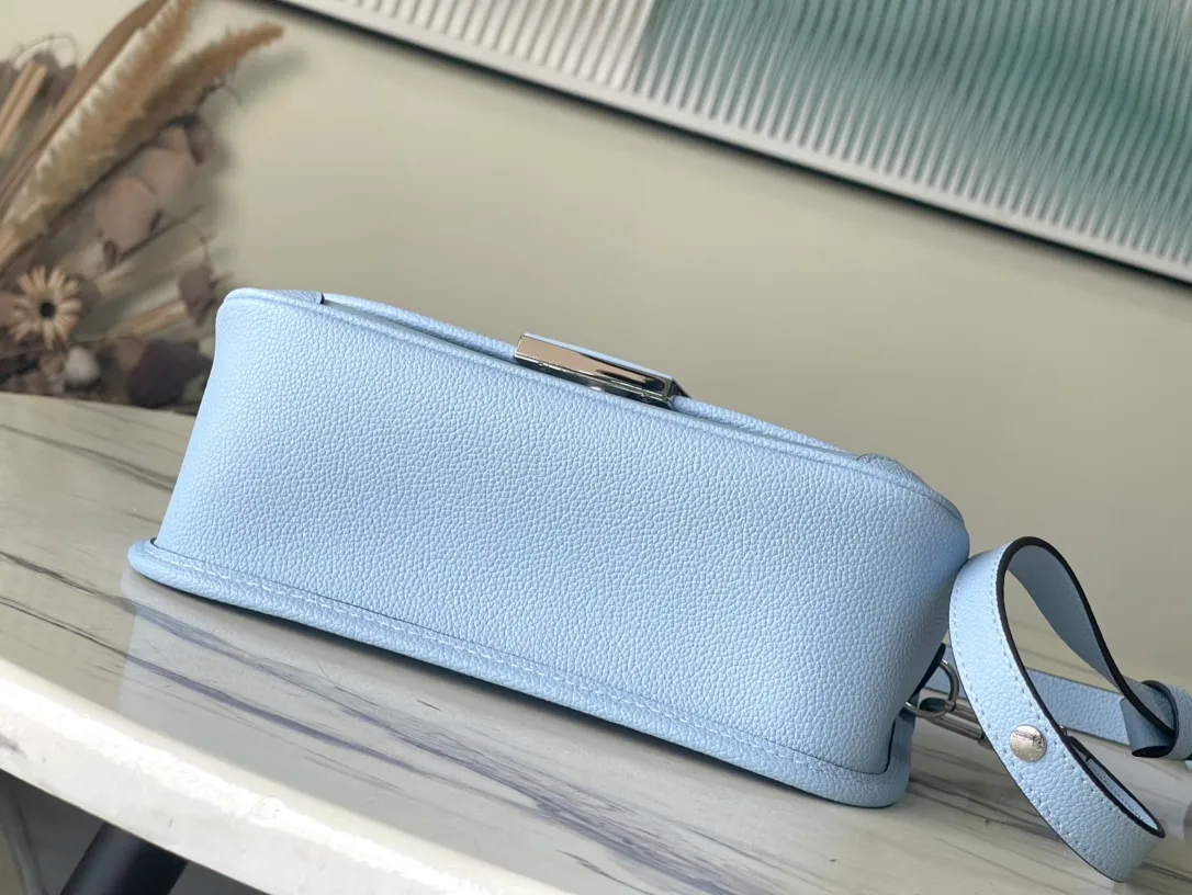 💰1160 (top-grain leather) top original order M59386 blue. The Buci crossbody bag, cut from the iconic grained Epi leather, is available in exquisite pastel colors this season, adding softness and elegance to the spring silhouette. The compact appearance and large resin-covered buckles of the same color give the look a fashionable and modern appeal. Dimensions: 24.5 x 15.5 x 9 cm