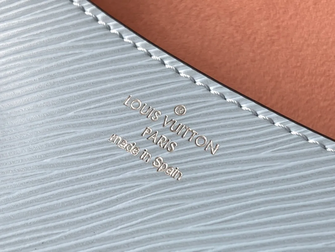 💰1160 (top-grain leather) top original order M59386 blue. The Buci crossbody bag, cut from the iconic grained Epi leather, is available in exquisite pastel colors this season, adding softness and elegance to the spring silhouette. The compact appearance and large resin-covered buckles of the same color give the look a fashionable and modern appeal. Dimensions: 24.5 x 15.5 x 9 cm