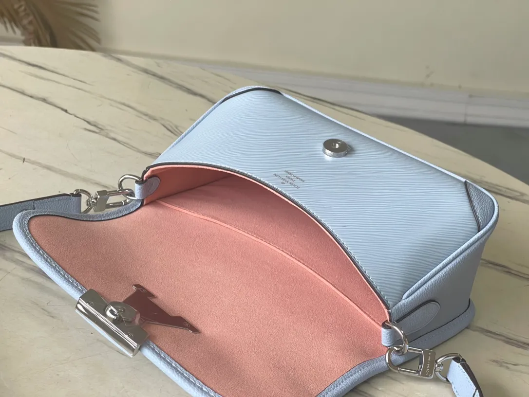💰1160 (top-grain leather) top original order M59386 blue. The Buci crossbody bag, cut from the iconic grained Epi leather, is available in exquisite pastel colors this season, adding softness and elegance to the spring silhouette. The compact appearance and large resin-covered buckles of the same color give the look a fashionable and modern appeal. Dimensions: 24.5 x 15.5 x 9 cm