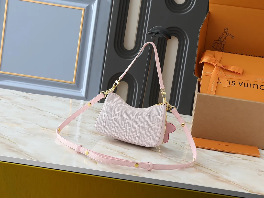 💰240💰Upgraded from the original M13101, this Marellini handbag is made of Epi grain leather with dazzling metal parts, highlighting the vitality of the Louis Vuitton x Murakami replica series. The detachable mirror is made of Monogram canvas with Cherry Blossom pattern and matches the Cherry Blossom bag decoration for a personalized look. Dimensions: 19.0 x 13.5 x 6.5 cm (length x height x width)