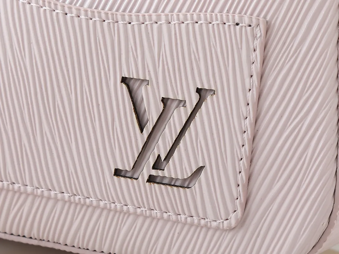 💰240💰Upgraded from the original M13101, this Marellini handbag is made of Epi grain leather with dazzling metal parts, highlighting the vitality of the Louis Vuitton x Murakami replica series. The detachable mirror is made of Monogram canvas with Cherry Blossom pattern and matches the Cherry Blossom bag decoration for a personalized look. Dimensions: 19.0 x 13.5 x 6.5 cm (length x height x width)