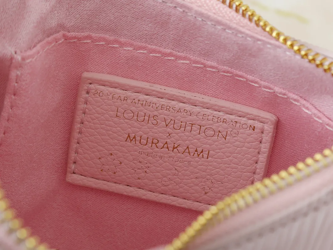 💰240💰Upgraded from the original M13101, this Marellini handbag is made of Epi grain leather with dazzling metal parts, highlighting the vitality of the Louis Vuitton x Murakami replica series. The detachable mirror is made of Monogram canvas with Cherry Blossom pattern and matches the Cherry Blossom bag decoration for a personalized look. Dimensions: 19.0 x 13.5 x 6.5 cm (length x height x width)