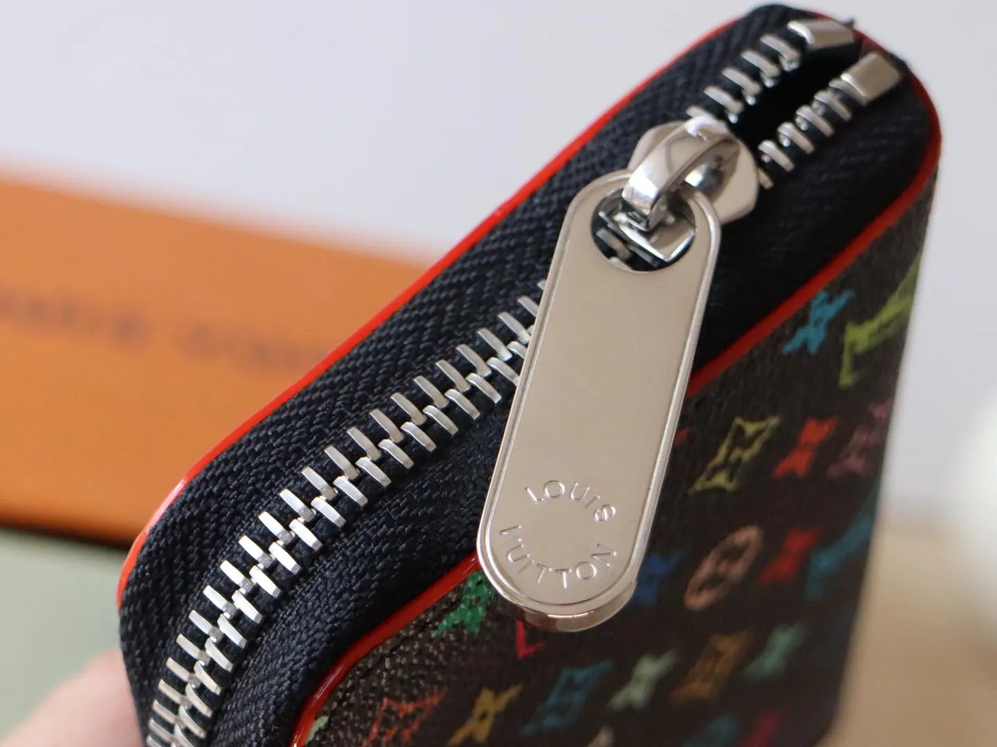 13409 Tricolor Short Zipper Style 🌟P88 LV x TM Zippy Coin Purse M13409 White Color (Tricolor - Murakami) As part of the Louis Vuitton x Murakami series reissue, the timeless Zippy coin purse is practical and playful, upgraded for this season. It's made from Monogram coated canvas in a cheerful rainbow of hues, in keeping with the Japanese artist's signature pop palette. The interior is secured with a silver zipper and is divided into multiple compartments for coins, banknotes and cards. Dimensions: 11 x 8.5 x 2 cm.