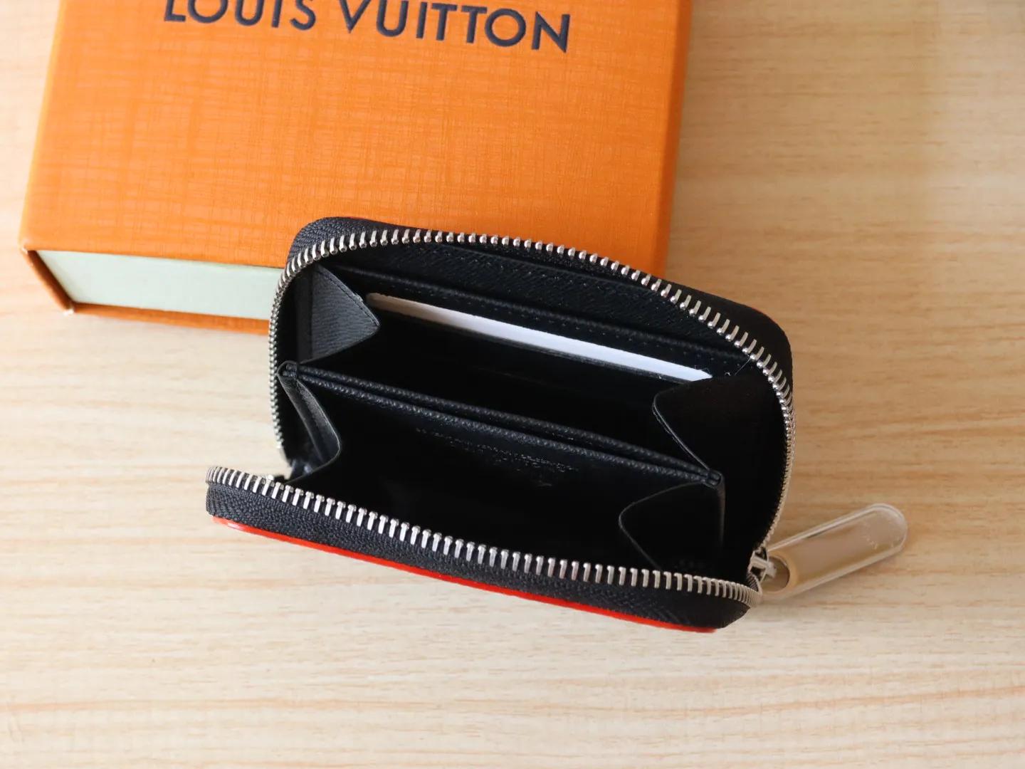 13409 Tricolor Short Zipper Style 🌟P88 LV x TM Zippy Coin Purse M13409 White Color (Tricolor - Murakami) As part of the Louis Vuitton x Murakami series reissue, the timeless Zippy coin purse is practical and playful, upgraded for this season. It's made from Monogram coated canvas in a cheerful rainbow of hues, in keeping with the Japanese artist's signature pop palette. The interior is secured with a silver zipper and is divided into multiple compartments for coins, banknotes and cards. Dimensions: 11 x 8.5 x 2 cm.