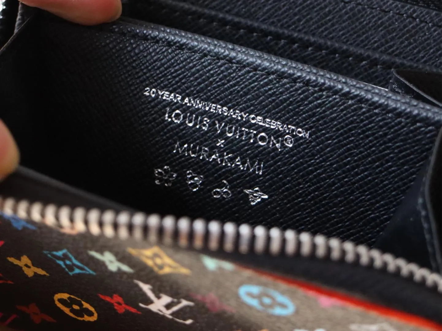 13409 Tricolor Short Zipper Style 🌟P88 LV x TM Zippy Coin Purse M13409 White Color (Tricolor - Murakami) As part of the Louis Vuitton x Murakami series reissue, the timeless Zippy coin purse is practical and playful, upgraded for this season. It's made from Monogram coated canvas in a cheerful rainbow of hues, in keeping with the Japanese artist's signature pop palette. The interior is secured with a silver zipper and is divided into multiple compartments for coins, banknotes and cards. Dimensions: 11 x 8.5 x 2 cm.