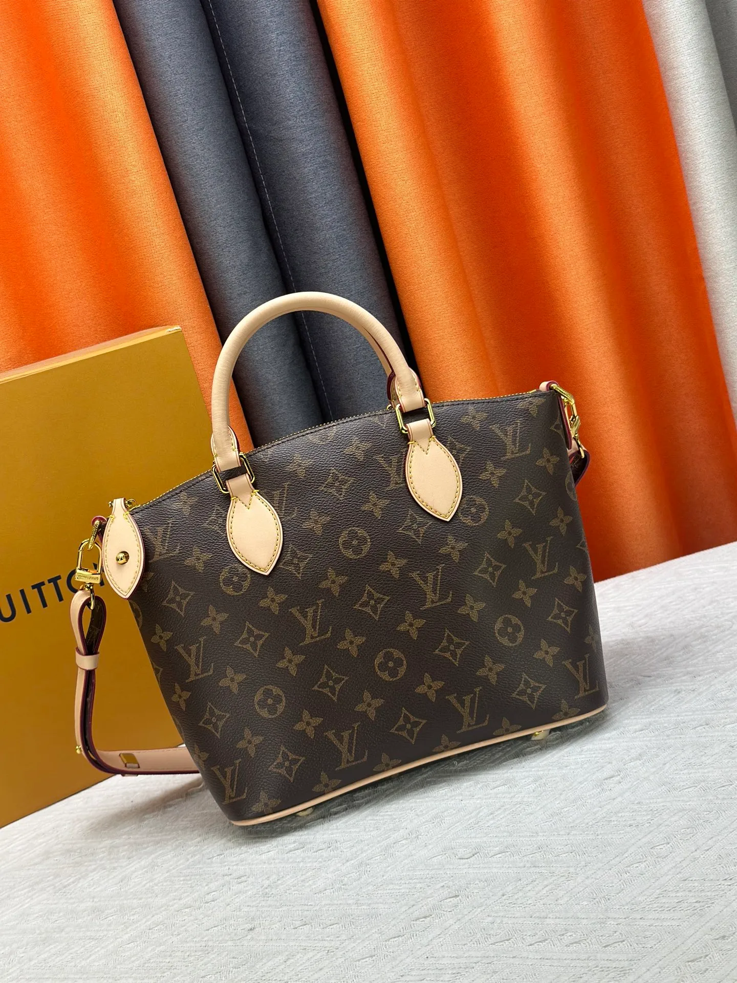 P270 Upgraded Original M26494 M26532 This Lockit BB handbag draws inspiration from the Knick-Knack handbag in the 1960s and can be flexibly switched between multiple carrying methods. Monogram coated canvas with a curved upper edge and oval trim reflect the classic elements of the original design. The padlock opening and closing once again pays tribute to the brand's long heritage. Dimensions: 33 x 24 x 12 cm (length x height x width)