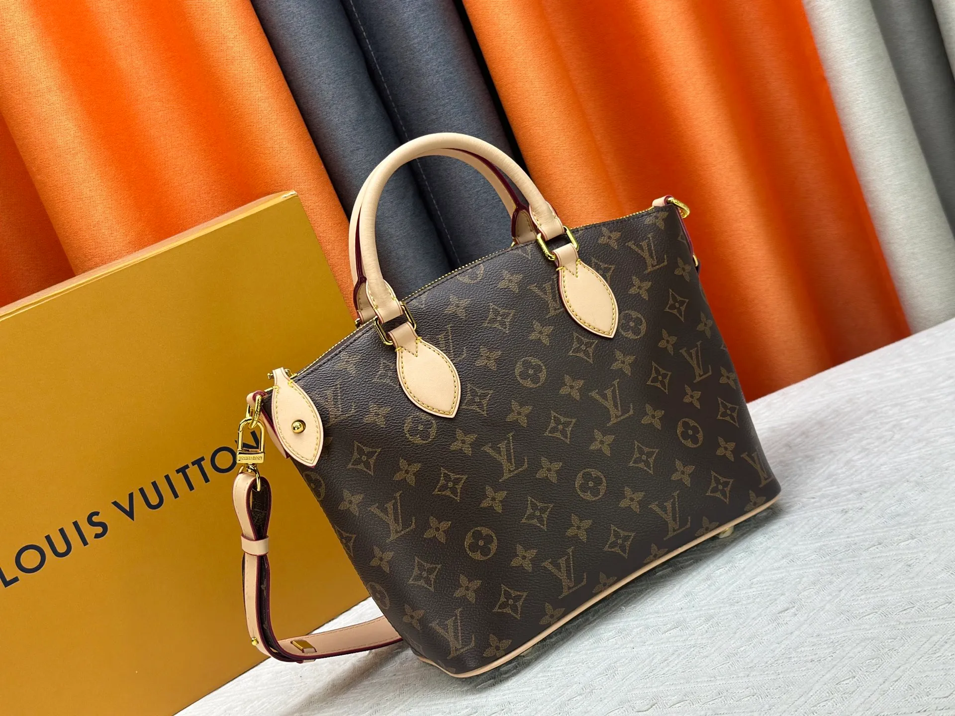P270 Upgraded Original M26494 M26532 This Lockit BB handbag draws inspiration from the Knick-Knack handbag in the 1960s and can be flexibly switched between multiple carrying methods. Monogram coated canvas with a curved upper edge and oval trim reflect the classic elements of the original design. The padlock opening and closing once again pays tribute to the brand's long heritage. Dimensions: 33 x 24 x 12 cm (length x height x width)