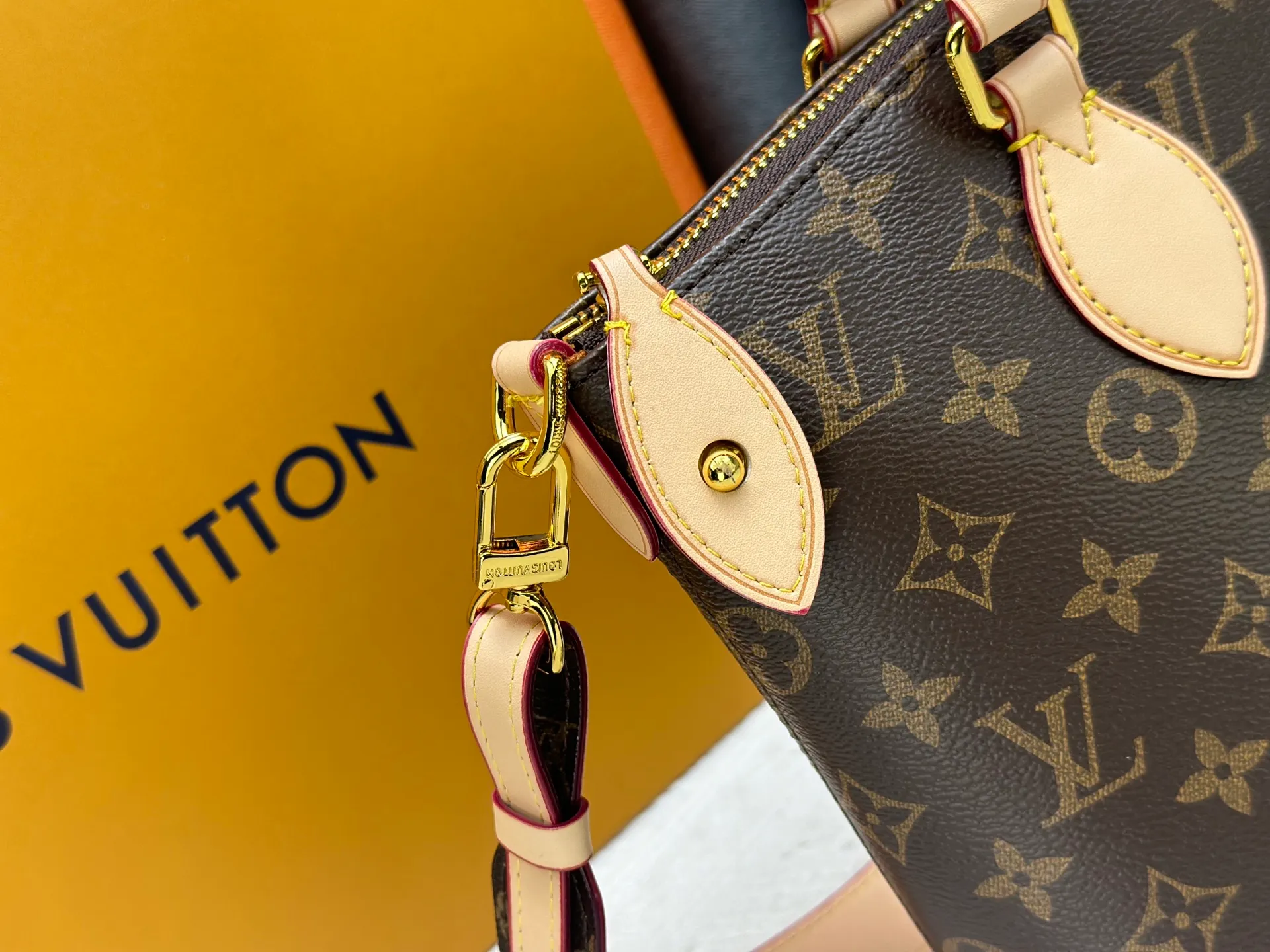 P270 Upgraded Original M26494 M26532 This Lockit BB handbag draws inspiration from the Knick-Knack handbag in the 1960s and can be flexibly switched between multiple carrying methods. Monogram coated canvas with a curved upper edge and oval trim reflect the classic elements of the original design. The padlock opening and closing once again pays tribute to the brand's long heritage. Dimensions: 33 x 24 x 12 cm (length x height x width)