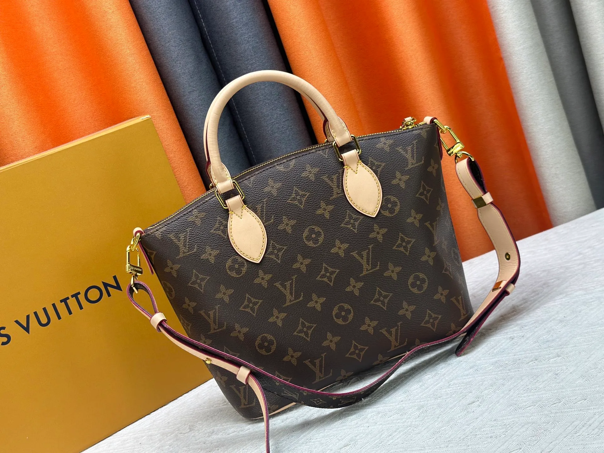P270 Upgraded Original M26494 M26532 This Lockit BB handbag draws inspiration from the Knick-Knack handbag in the 1960s and can be flexibly switched between multiple carrying methods. Monogram coated canvas with a curved upper edge and oval trim reflect the classic elements of the original design. The padlock opening and closing once again pays tribute to the brand's long heritage. Dimensions: 33 x 24 x 12 cm (length x height x width)