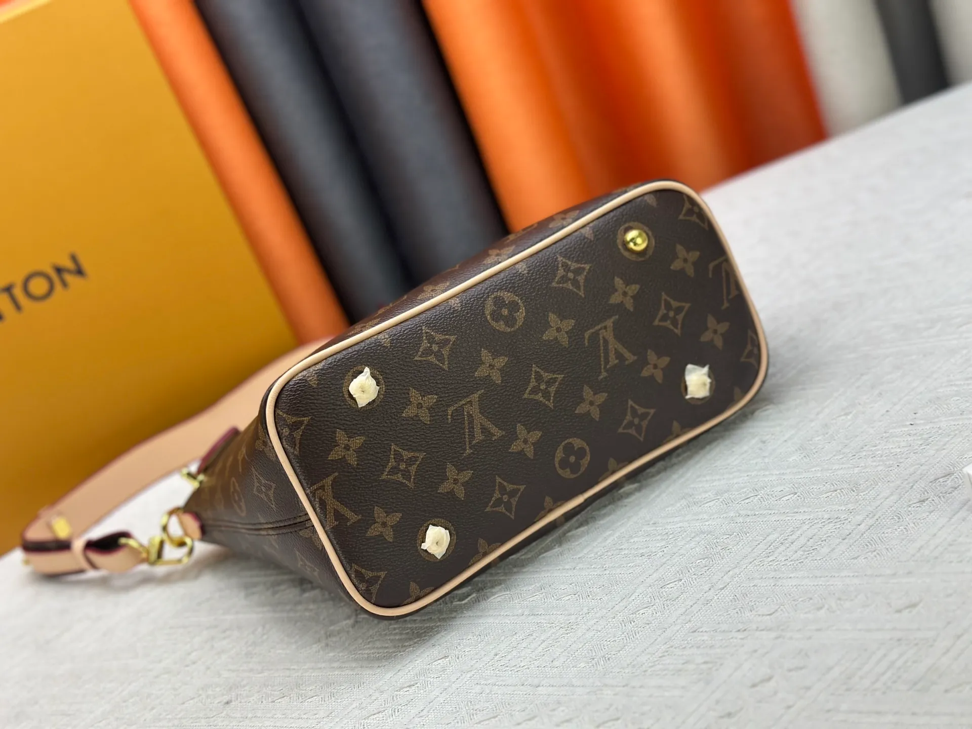 P270 Upgraded Original M26494 M26532 This Lockit BB handbag draws inspiration from the Knick-Knack handbag in the 1960s and can be flexibly switched between multiple carrying methods. Monogram coated canvas with a curved upper edge and oval trim reflect the classic elements of the original design. The padlock opening and closing once again pays tribute to the brand's long heritage. Dimensions: 33 x 24 x 12 cm (length x height x width)