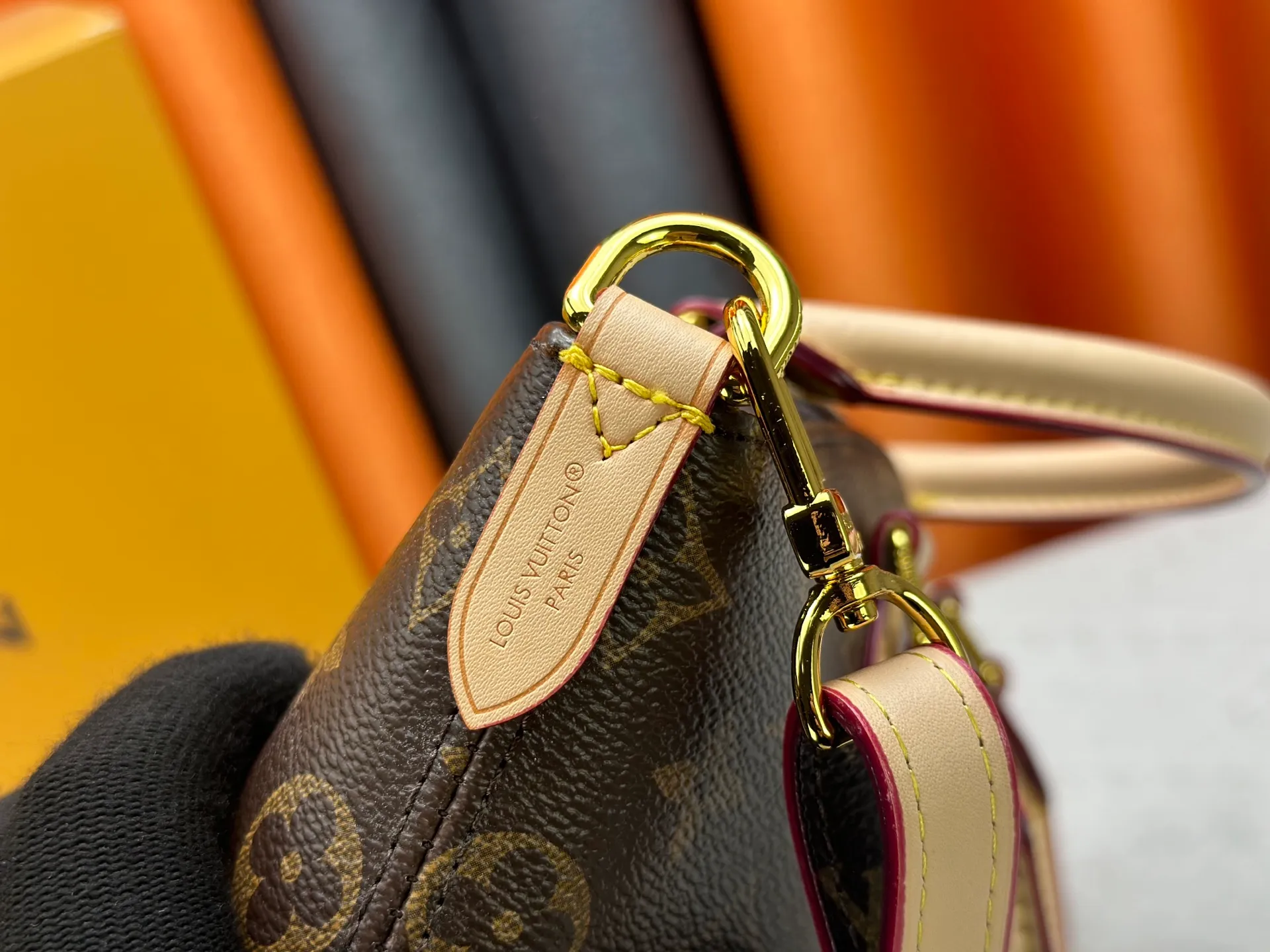 P270 Upgraded Original M26494 M26532 This Lockit BB handbag draws inspiration from the Knick-Knack handbag in the 1960s and can be flexibly switched between multiple carrying methods. Monogram coated canvas with a curved upper edge and oval trim reflect the classic elements of the original design. The padlock opening and closing once again pays tribute to the brand's long heritage. Dimensions: 33 x 24 x 12 cm (length x height x width)