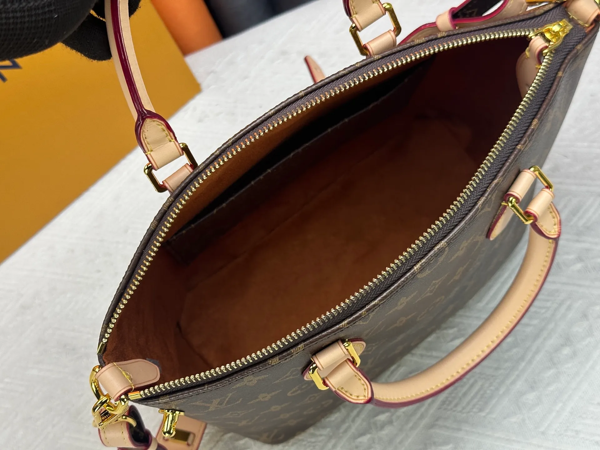 P270 Upgraded Original M26494 M26532 This Lockit BB handbag draws inspiration from the Knick-Knack handbag in the 1960s and can be flexibly switched between multiple carrying methods. Monogram coated canvas with a curved upper edge and oval trim reflect the classic elements of the original design. The padlock opening and closing once again pays tribute to the brand's long heritage. Dimensions: 33 x 24 x 12 cm (length x height x width)