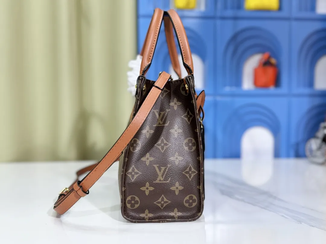 P260💰Upgraded original version 🔥New model🔥M45659 M46373 M44571 This OnTheGo small handbag is made of Monogram and Monogram Reverse canvas, with the Monogram Giant pattern embellished on it. The Toron handle and the jacquard textured shoulder strap decorated with the brand's logo create a visual contrast, and the detachable coin bag is suitable for storing change or small items. It combines fashionable charm with various functions, making it a good daily companion. 25.0 x 19.0 x 11.5 cm (length x height x width)