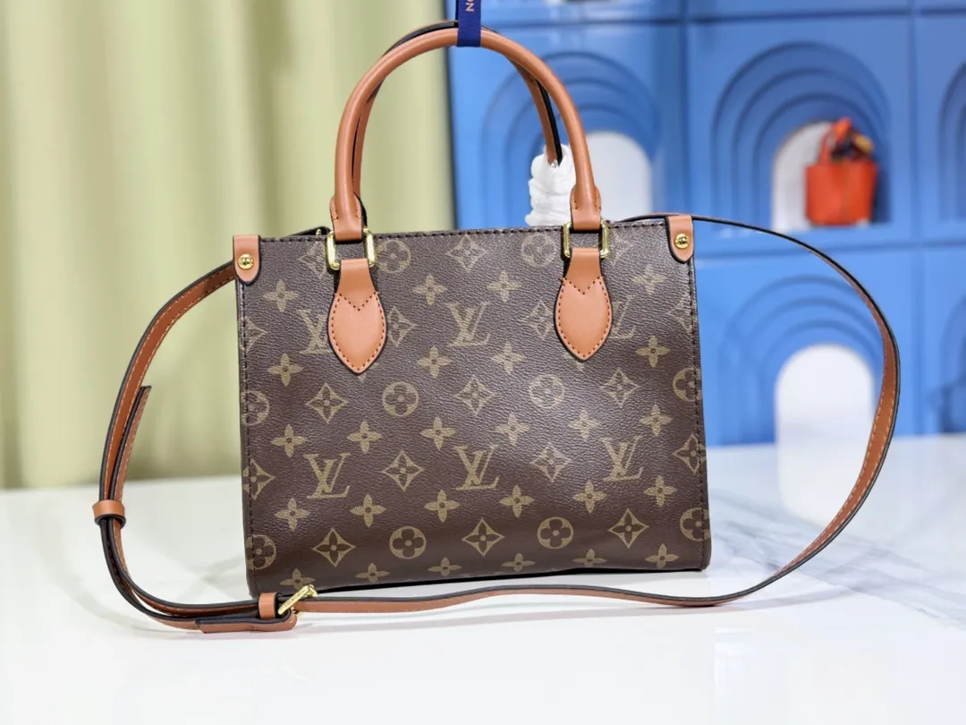 P260💰Upgraded original version 🔥New model🔥M45659 M46373 M44571 This OnTheGo small handbag is made of Monogram and Monogram Reverse canvas, with the Monogram Giant pattern embellished on it. The Toron handle and the jacquard textured shoulder strap decorated with the brand's logo create a visual contrast, and the detachable coin bag is suitable for storing change or small items. It combines fashionable charm with various functions, making it a good daily companion. 25.0 x 19.0 x 11.5 cm (length x height x width)