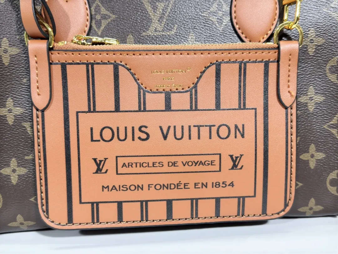 P260💰Upgraded original version 🔥New model🔥M45659 M46373 M44571 This OnTheGo small handbag is made of Monogram and Monogram Reverse canvas, with the Monogram Giant pattern embellished on it. The Toron handle and the jacquard textured shoulder strap decorated with the brand's logo create a visual contrast, and the detachable coin bag is suitable for storing change or small items. It combines fashionable charm with various functions, making it a good daily companion. 25.0 x 19.0 x 11.5 cm (length x height x width)