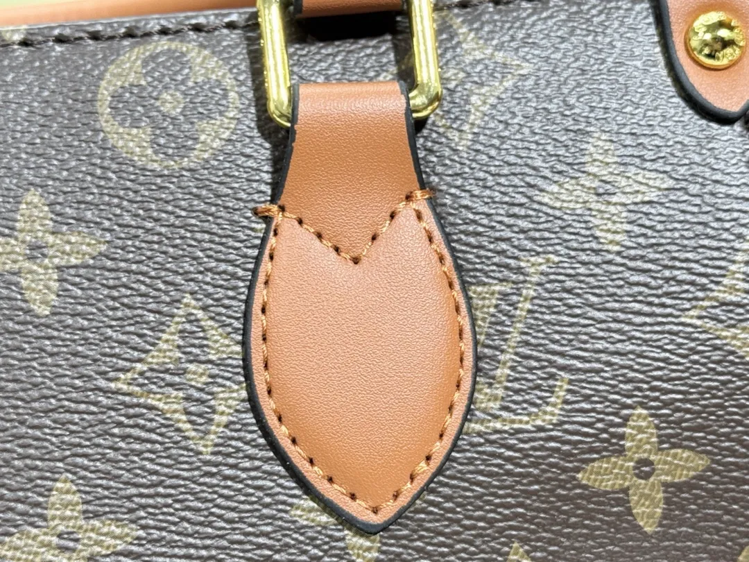 P260💰Upgraded original version 🔥New model🔥M45659 M46373 M44571 This OnTheGo small handbag is made of Monogram and Monogram Reverse canvas, with the Monogram Giant pattern embellished on it. The Toron handle and the jacquard textured shoulder strap decorated with the brand's logo create a visual contrast, and the detachable coin bag is suitable for storing change or small items. It combines fashionable charm with various functions, making it a good daily companion. 25.0 x 19.0 x 11.5 cm (length x height x width)
