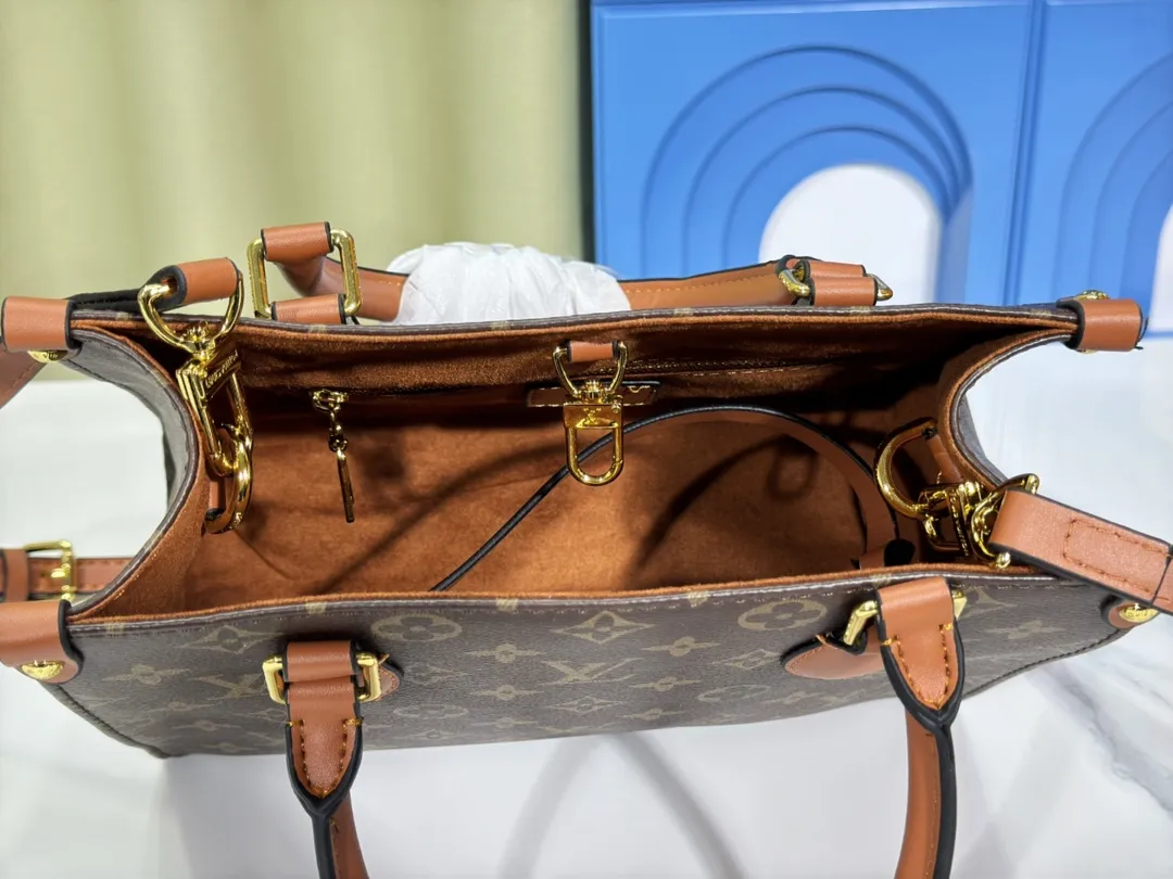 P260💰Upgraded original version 🔥New model🔥M45659 M46373 M44571 This OnTheGo small handbag is made of Monogram and Monogram Reverse canvas, with the Monogram Giant pattern embellished on it. The Toron handle and the jacquard textured shoulder strap decorated with the brand's logo create a visual contrast, and the detachable coin bag is suitable for storing change or small items. It combines fashionable charm with various functions, making it a good daily companion. 25.0 x 19.0 x 11.5 cm (length x height x width)
