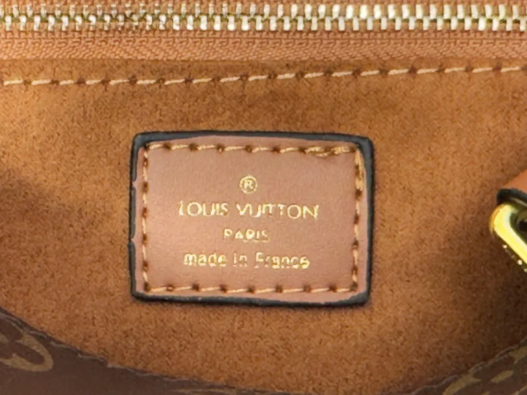 P260💰Upgraded original version 🔥New model🔥M45659 M46373 M44571 This OnTheGo small handbag is made of Monogram and Monogram Reverse canvas, with the Monogram Giant pattern embellished on it. The Toron handle and the jacquard textured shoulder strap decorated with the brand's logo create a visual contrast, and the detachable coin bag is suitable for storing change or small items. It combines fashionable charm with various functions, making it a good daily companion. 25.0 x 19.0 x 11.5 cm (length x height x width)