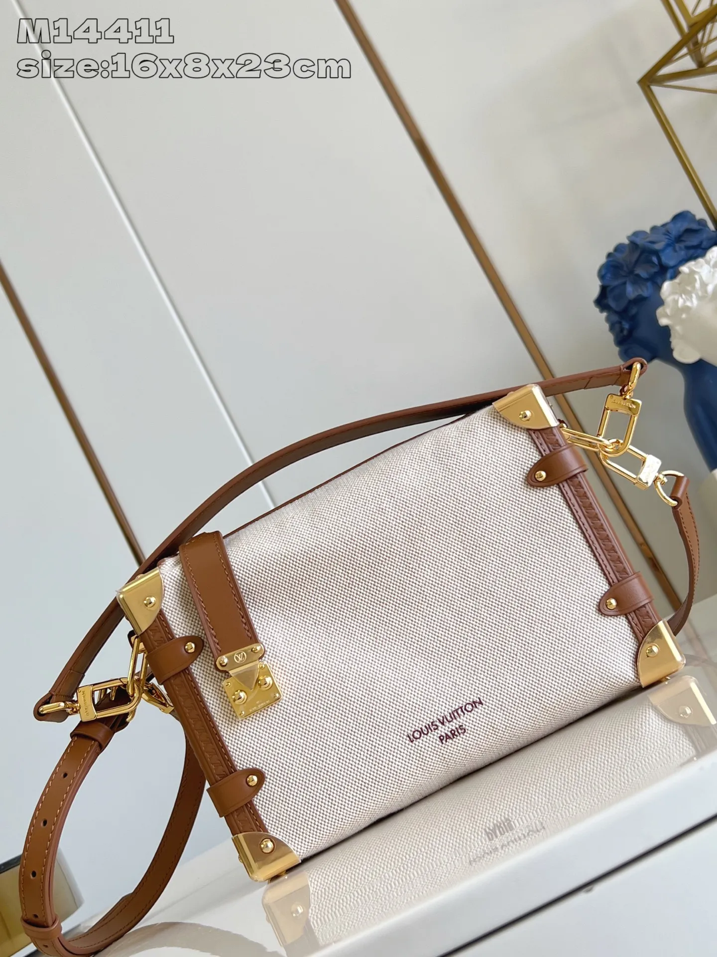 💰1180 (Top-grain leather) Top-quality original individual real shot M14411] This medium-sized Side Trunk handbag is from the Natural Canvas series. It is made of cotton canvas with contrasting leather trim, and is equipped with the iconic S-lock buckle and hard-case style corners. The detachable shoulder strap offers shoulder and cross-body carry options, allowing you to carry everyday items with ease. 16 x 8.5 x 23.5 cm (height x width x length)
