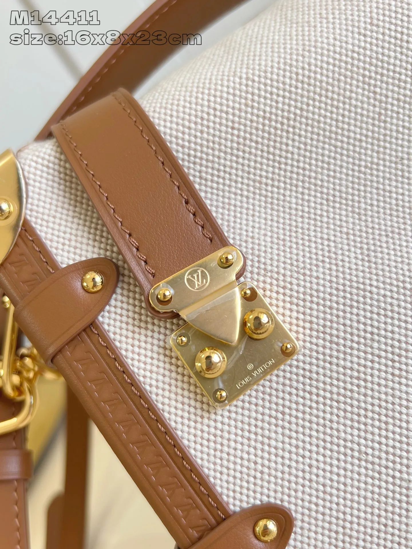💰1180 (Top-grain leather) Top-quality original individual real shot M14411] This medium-sized Side Trunk handbag is from the Natural Canvas series. It is made of cotton canvas with contrasting leather trim, and is equipped with the iconic S-lock buckle and hard-case style corners. The detachable shoulder strap offers shoulder and cross-body carry options, allowing you to carry everyday items with ease. 16 x 8.5 x 23.5 cm (height x width x length)