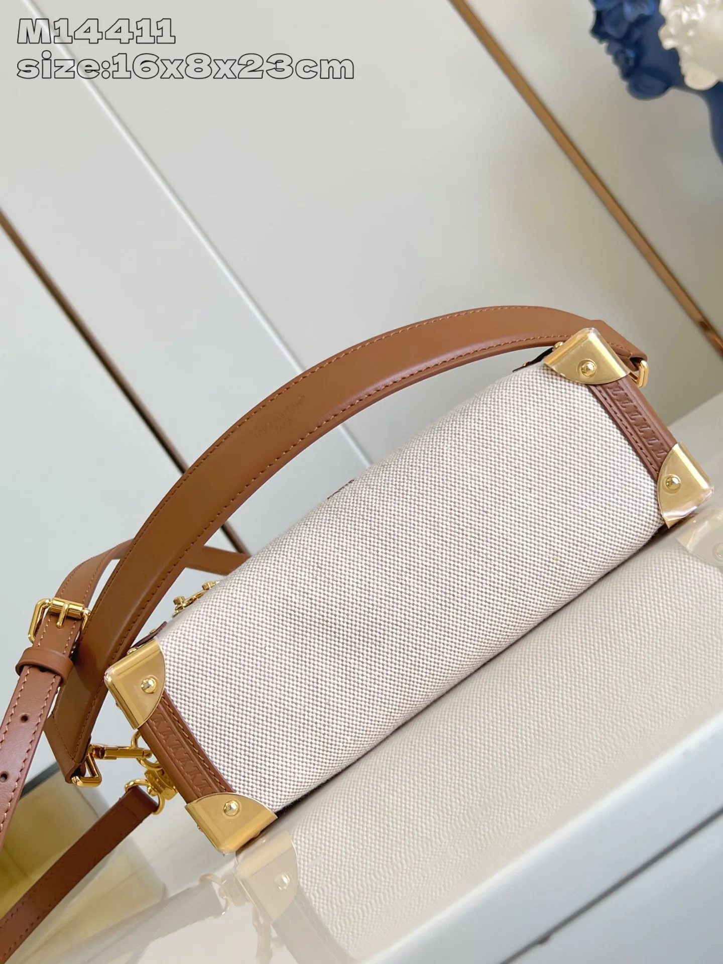 💰1180 (Top-grain leather) Top-quality original individual real shot M14411] This medium-sized Side Trunk handbag is from the Natural Canvas series. It is made of cotton canvas with contrasting leather trim, and is equipped with the iconic S-lock buckle and hard-case style corners. The detachable shoulder strap offers shoulder and cross-body carry options, allowing you to carry everyday items with ease. 16 x 8.5 x 23.5 cm (height x width x length)