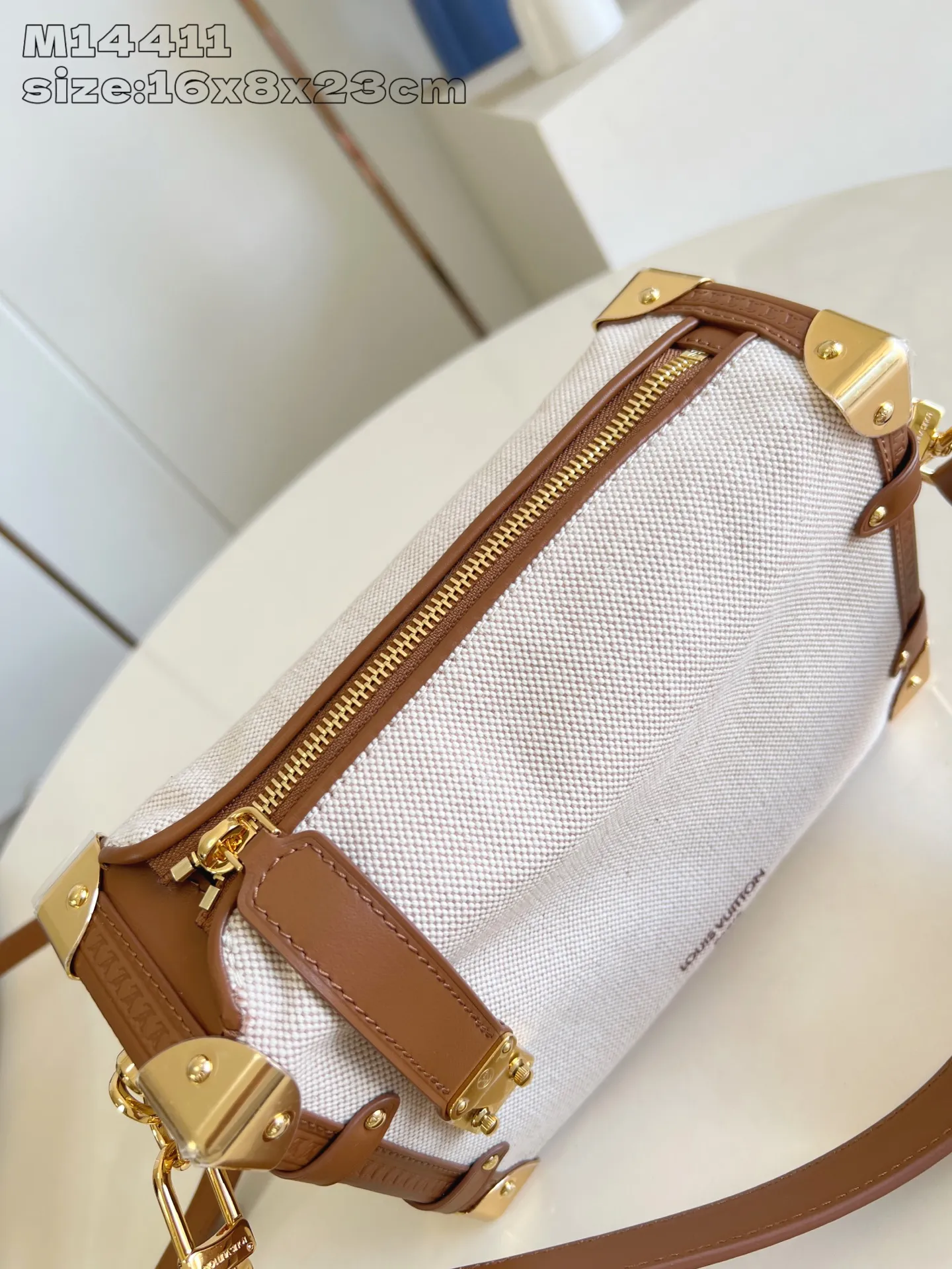 💰1180 (Top-grain leather) Top-quality original individual real shot M14411] This medium-sized Side Trunk handbag is from the Natural Canvas series. It is made of cotton canvas with contrasting leather trim, and is equipped with the iconic S-lock buckle and hard-case style corners. The detachable shoulder strap offers shoulder and cross-body carry options, allowing you to carry everyday items with ease. 16 x 8.5 x 23.5 cm (height x width x length)