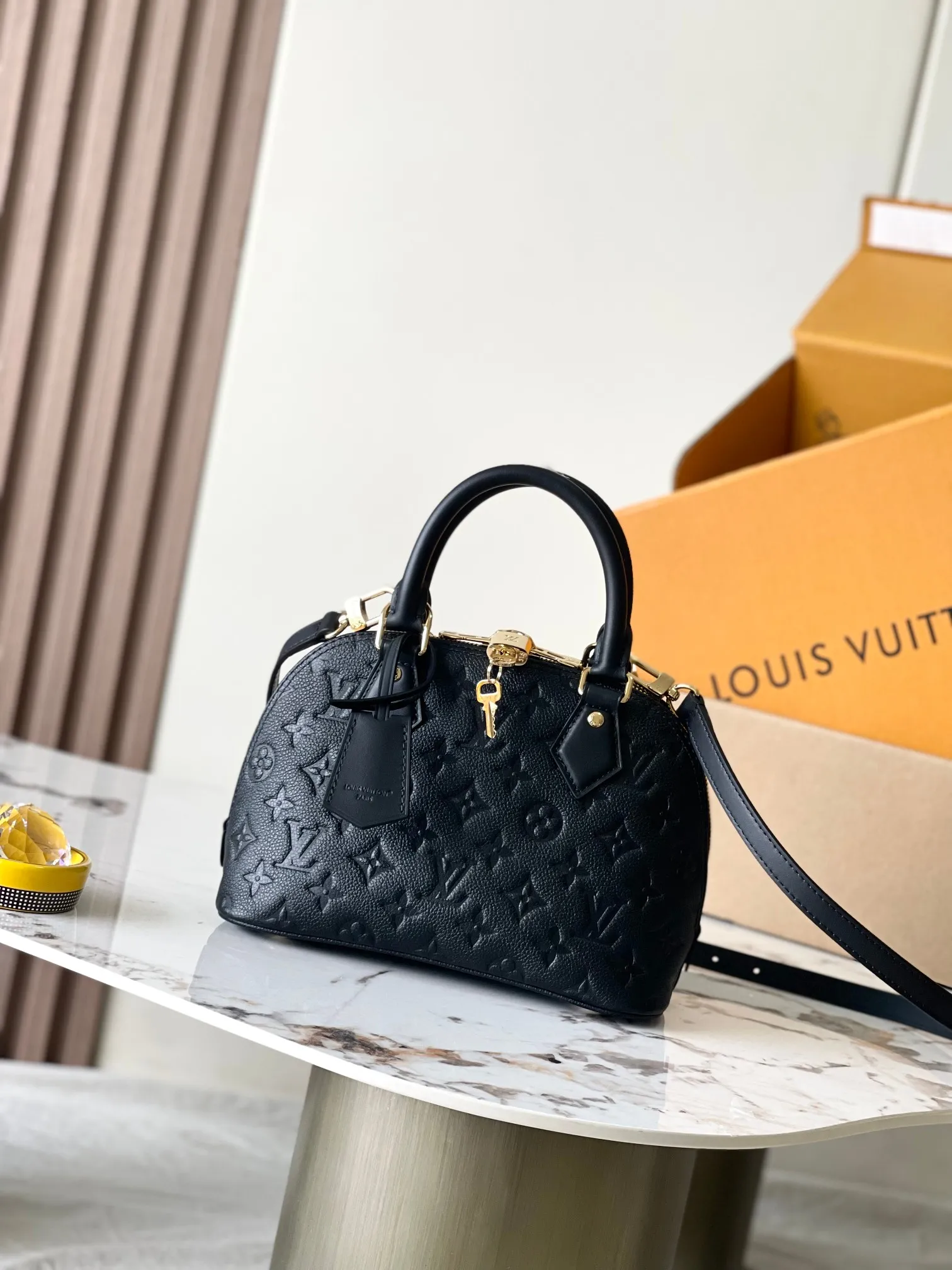 p1800 [Special grade MB163c chip version original leather] This Alma BB shell model: M26409 Material: A-grade all-steel hardware, imported original fabric Packaging: full set of original duty-free MB packaging Size: 17.5*11.5*23.5CM