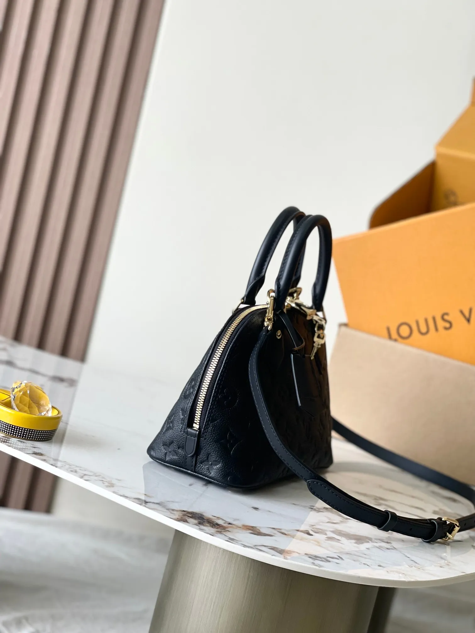 p1800 [Special grade MB163c chip version original leather] This Alma BB shell model: M26409 Material: A-grade all-steel hardware, imported original fabric Packaging: full set of original duty-free MB packaging Size: 17.5*11.5*23.5CM
