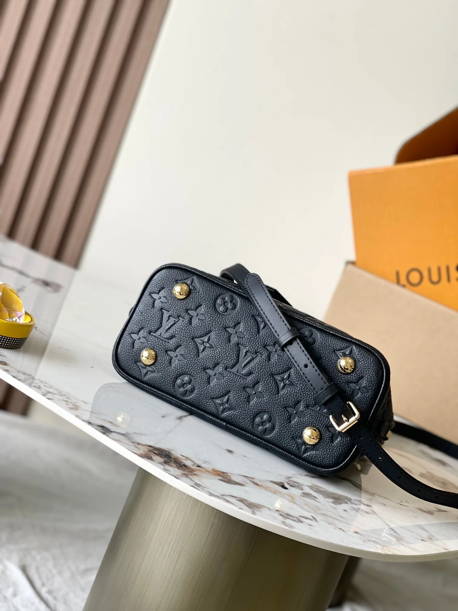 p1800 [Special grade MB163c chip version original leather] This Alma BB shell model: M26409 Material: A-grade all-steel hardware, imported original fabric Packaging: full set of original duty-free MB packaging Size: 17.5*11.5*23.5CM