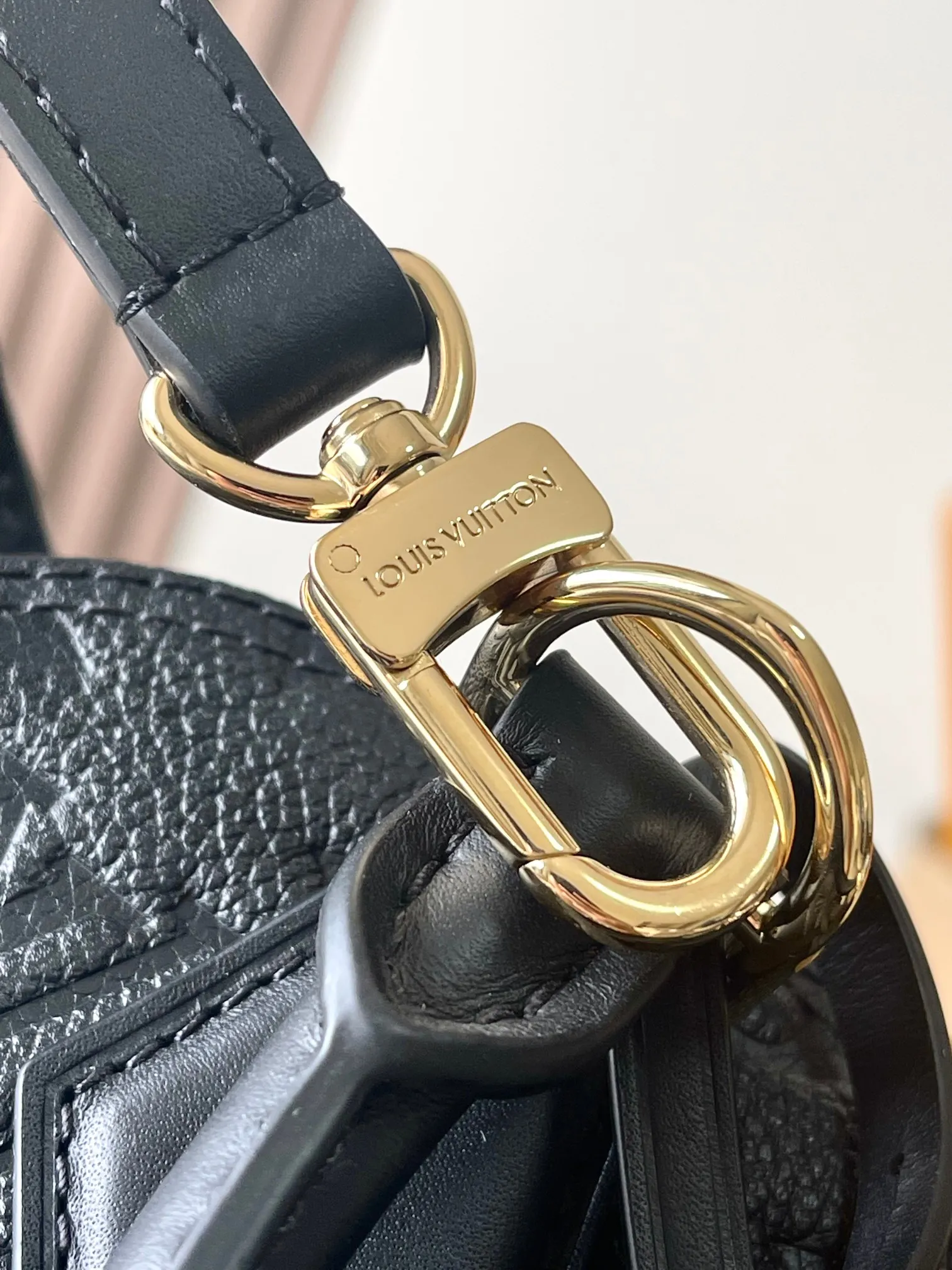 p1800 [Special grade MB163c chip version original leather] This Alma BB shell model: M26409 Material: A-grade all-steel hardware, imported original fabric Packaging: full set of original duty-free MB packaging Size: 17.5*11.5*23.5CM