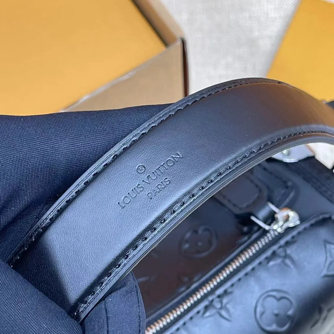 [Upgraded version] P540💰Upgraded version with full set of packaging 💝M21709🔆Lv Wang Zha’s new bag trunk Gu Ailing’s catwalk small soft box s is finally here!!!nSuper stylish upupup cowhide, dark black + silver hardware, super cool Search🔍Lv soft box (box) size 23*16