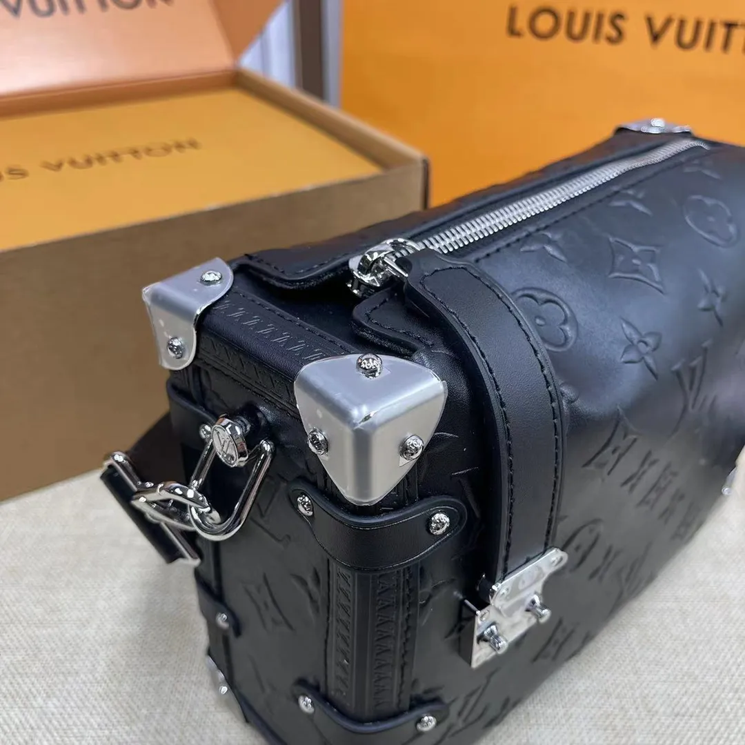 [Upgraded version] P540💰Upgraded version with full set of packaging 💝M21709🔆Lv Wang Zha’s new bag trunk Gu Ailing’s catwalk small soft box s is finally here!!!nSuper stylish upupup cowhide, dark black + silver hardware, super cool Search🔍Lv soft box (box) size 23*16
