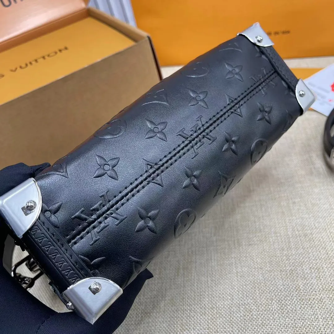 [Upgraded version] P540💰Upgraded version with full set of packaging 💝M21709🔆Lv Wang Zha’s new bag trunk Gu Ailing’s catwalk small soft box s is finally here!!!nSuper stylish upupup cowhide, dark black + silver hardware, super cool Search🔍Lv soft box (box) size 23*16