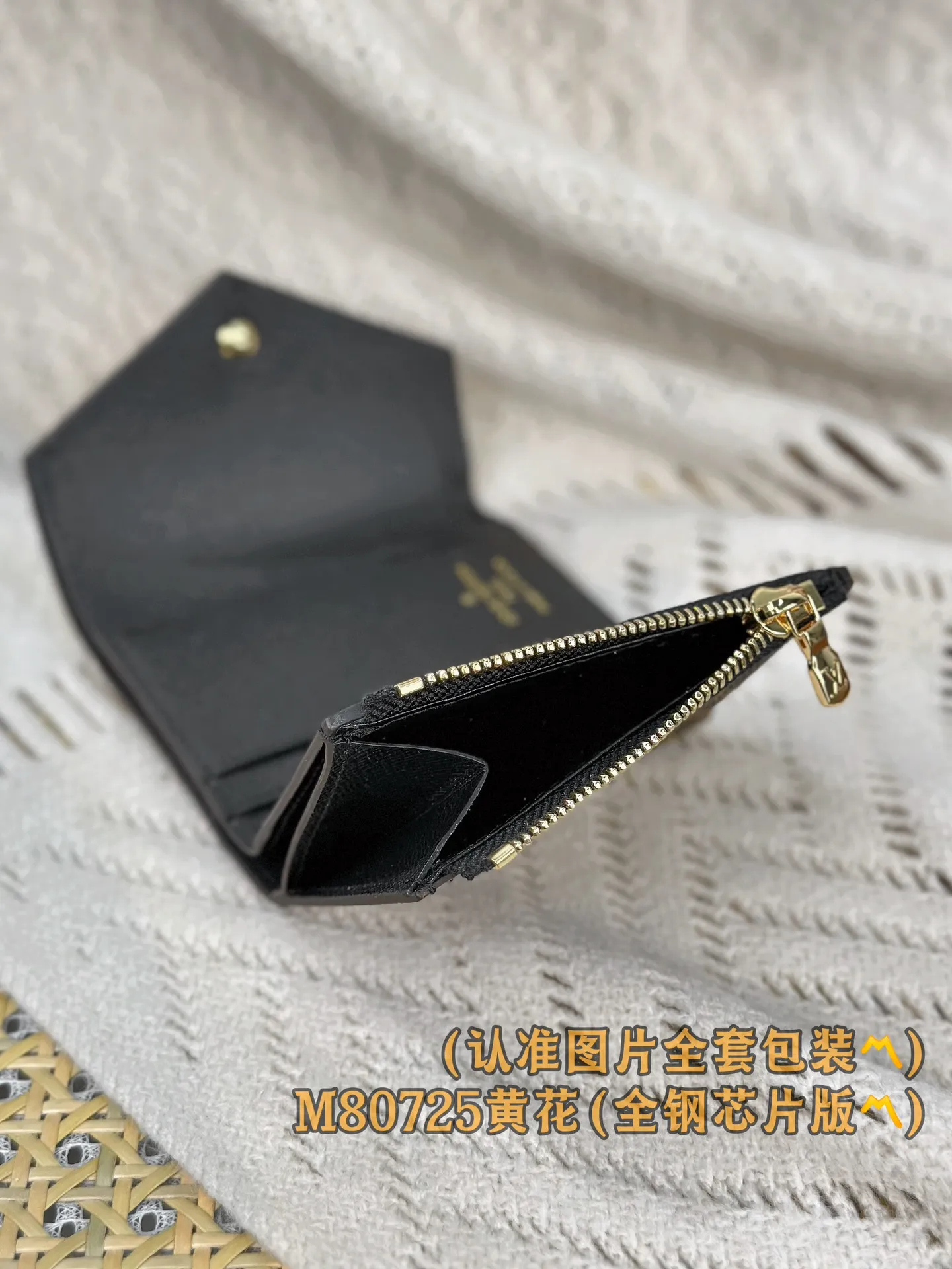 P640 [Genuine grade] [Special grade MB all-steel high-elastic fabric] M80725 Zoé wallet (〽️A-grade all-steel version〽️) Personalized setting and code-changing chip! This Zoé wallet is made of Monogram canvas and Monogram Reverse Giant canvas, creating a playful and fashionable look. Known for its utilitarian style, this compact wallet opens to reveal a large patch pocket, a zipped coin compartment, multiple credit card slots, and an engraved gold snap closure on the flap.  9.5 x 7.5 x 3 cm (length x height x width).