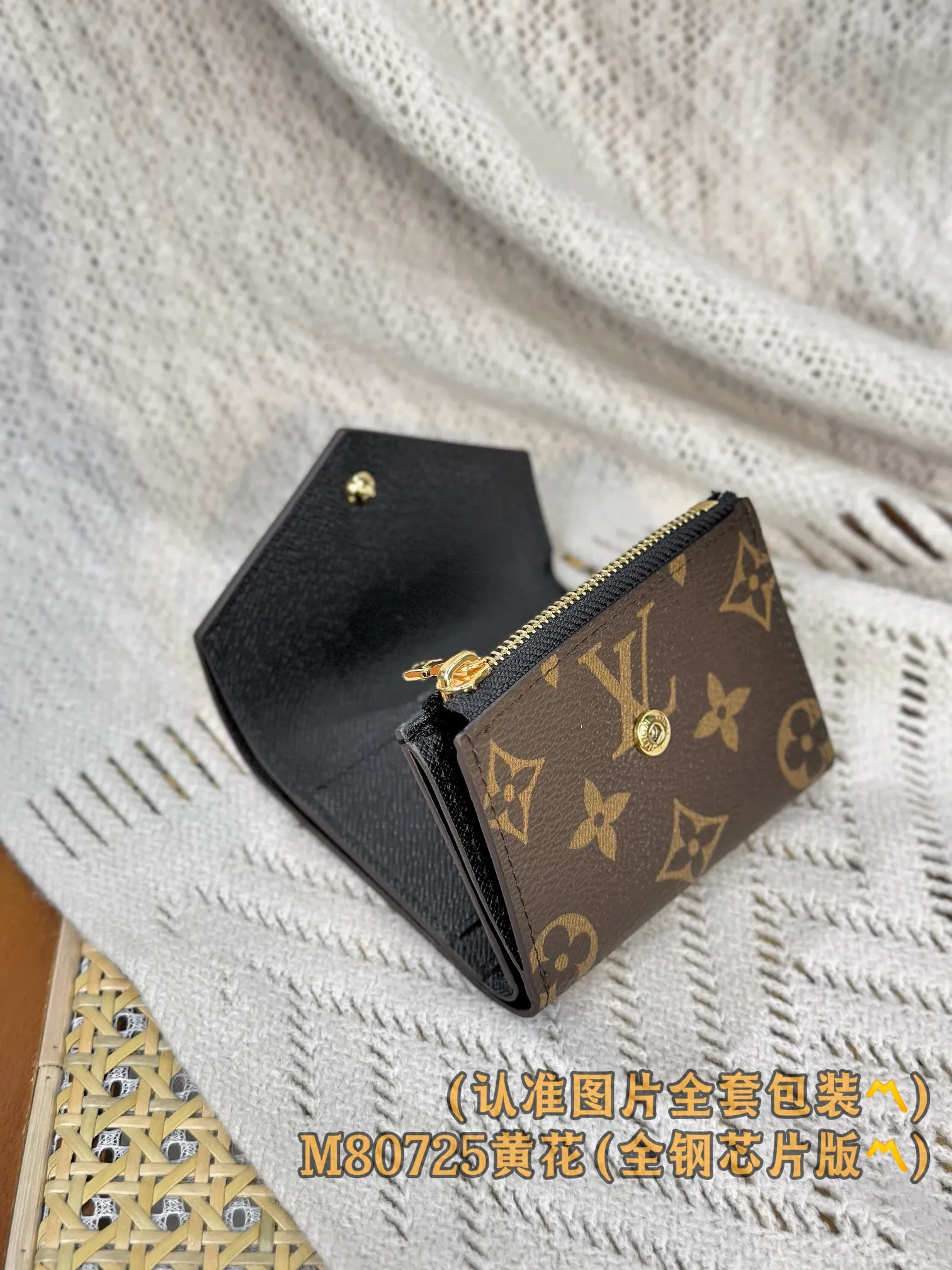 P640 [Genuine grade] [Special grade MB all-steel high-elastic fabric] M80725 Zoé wallet (〽️A-grade all-steel version〽️) Personalized setting and code-changing chip! This Zoé wallet is made of Monogram canvas and Monogram Reverse Giant canvas, creating a playful and fashionable look. Known for its utilitarian style, this compact wallet opens to reveal a large patch pocket, a zipped coin compartment, multiple credit card slots, and an engraved gold snap closure on the flap.  9.5 x 7.5 x 3 cm (length x height x width).