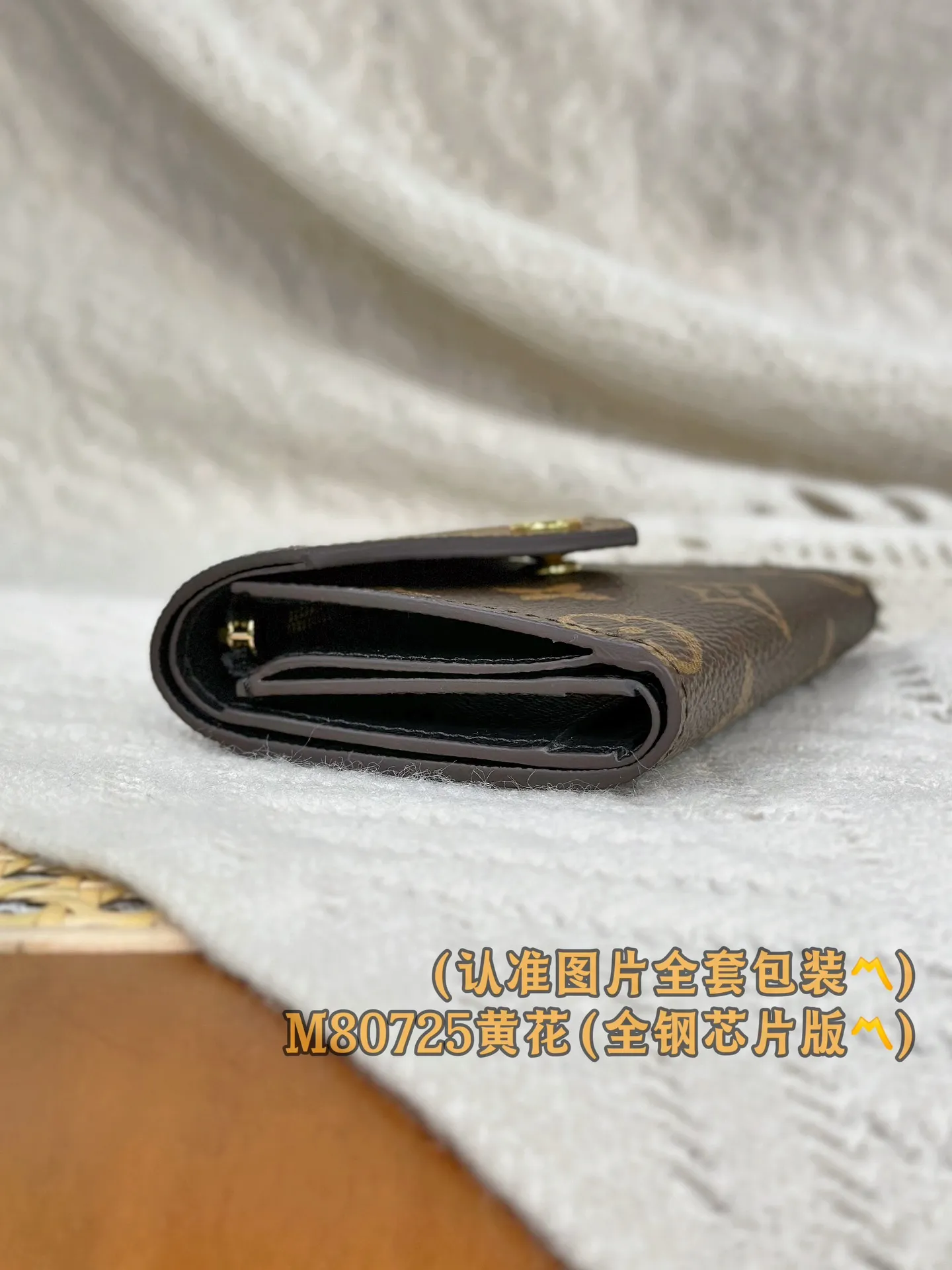 P640 [Genuine grade] [Special grade MB all-steel high-elastic fabric] M80725 Zoé wallet (〽️A-grade all-steel version〽️) Personalized setting and code-changing chip! This Zoé wallet is made of Monogram canvas and Monogram Reverse Giant canvas, creating a playful and fashionable look. Known for its utilitarian style, this compact wallet opens to reveal a large patch pocket, a zipped coin compartment, multiple credit card slots, and an engraved gold snap closure on the flap.  9.5 x 7.5 x 3 cm (length x height x width).