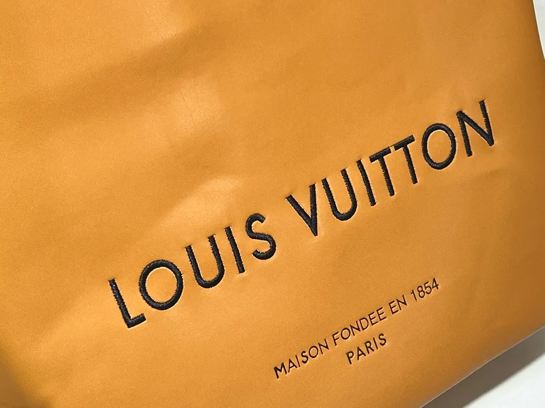 Batch 340💰Medium M24457 This medium Shopper handbag draws inspiration from Louis Vuitton shopping bags, with the words Louis Vuitton and Maison Fondée En 1854 written on soft cow leather, with a top handle and a detachable shoulder strap. Dimensions: 34x31x14cm