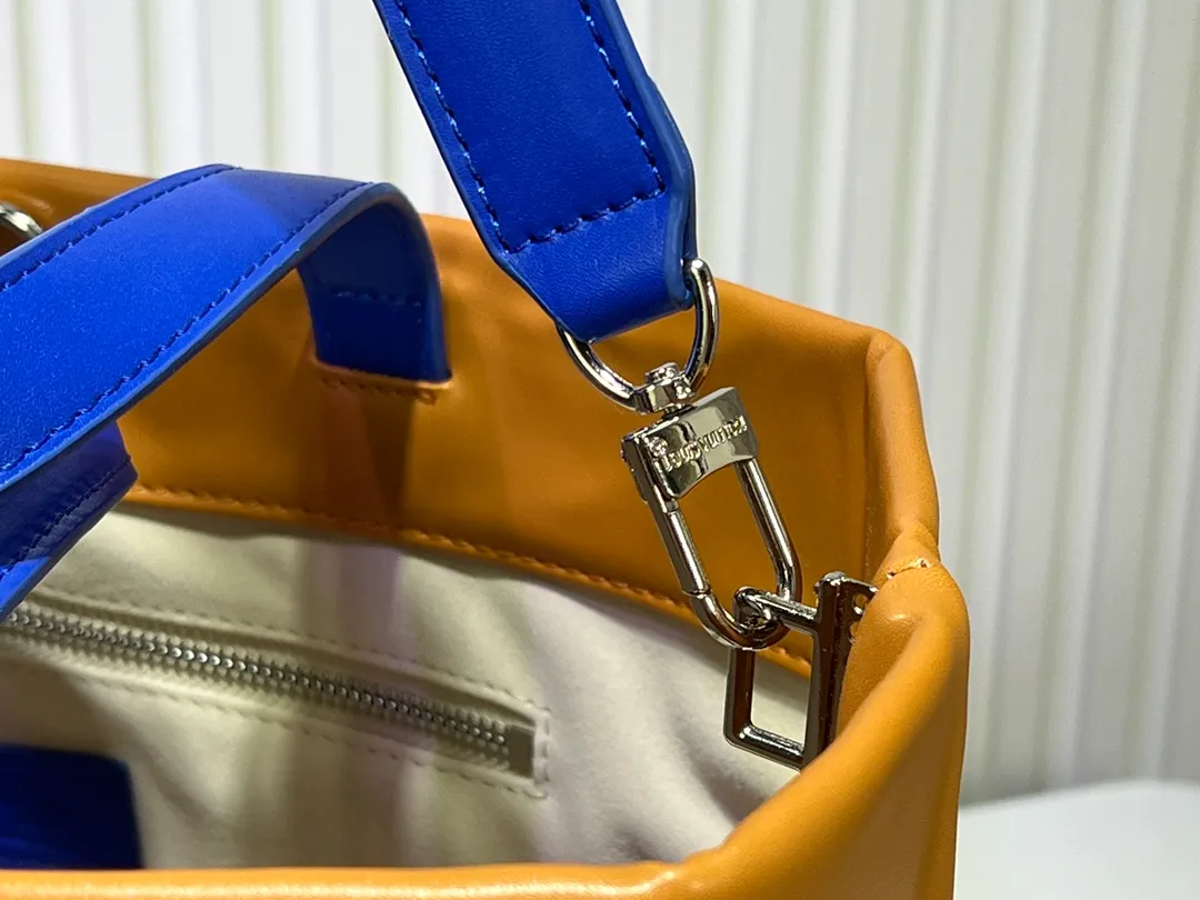 Batch 340💰Medium M24457 This medium Shopper handbag draws inspiration from Louis Vuitton shopping bags, with the words Louis Vuitton and Maison Fondée En 1854 written on soft cow leather, with a top handle and a detachable shoulder strap. Dimensions: 34x31x14cm